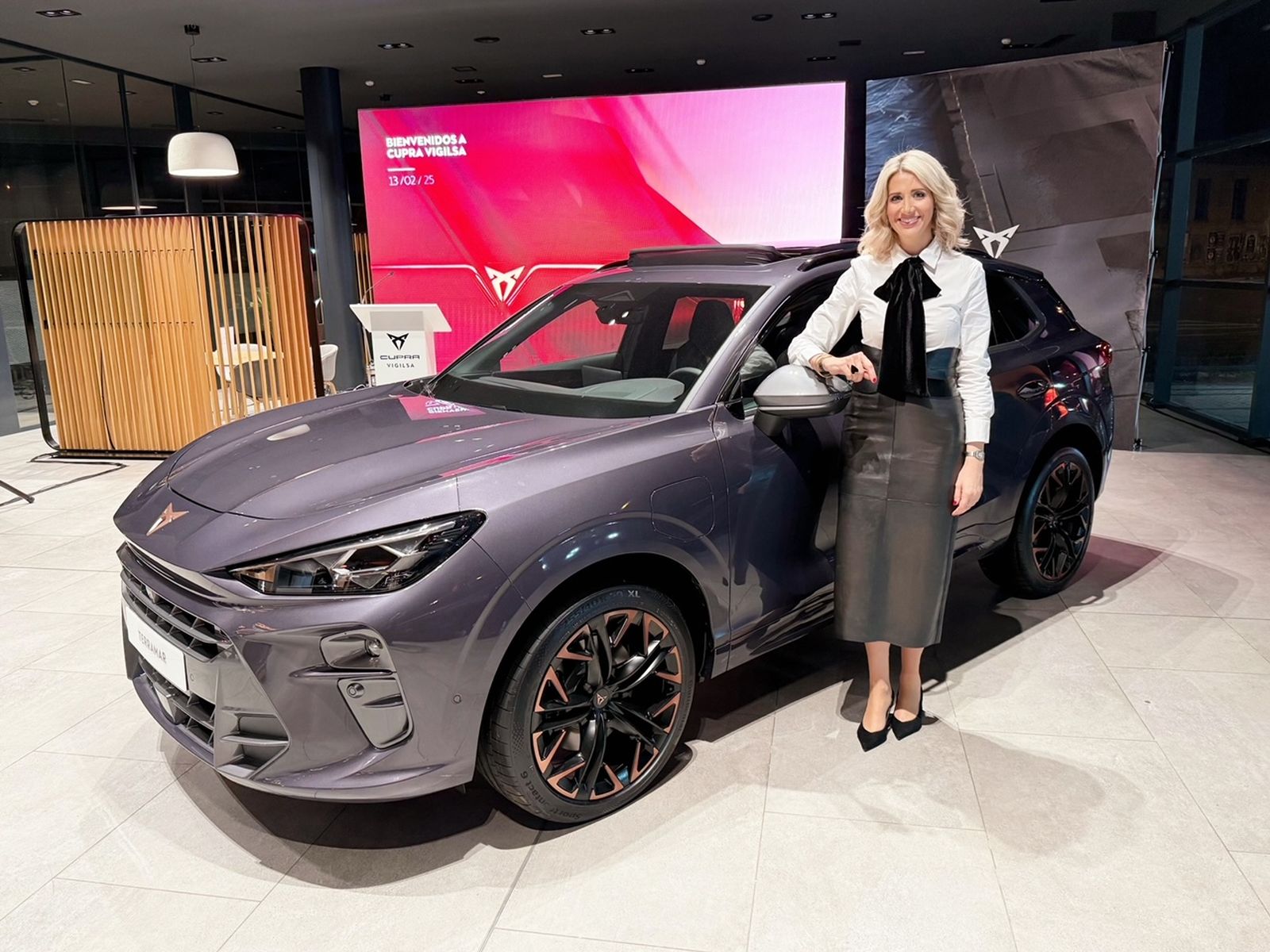 Teresa Gil posa junto al CUPRA Terramar, el gran protagonista de la noche.