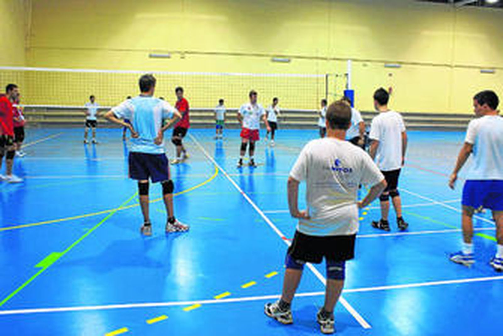 Imagen de un entrenamiento del Club Voley Huelva Siglo XXI en el pabellón de Corrales.