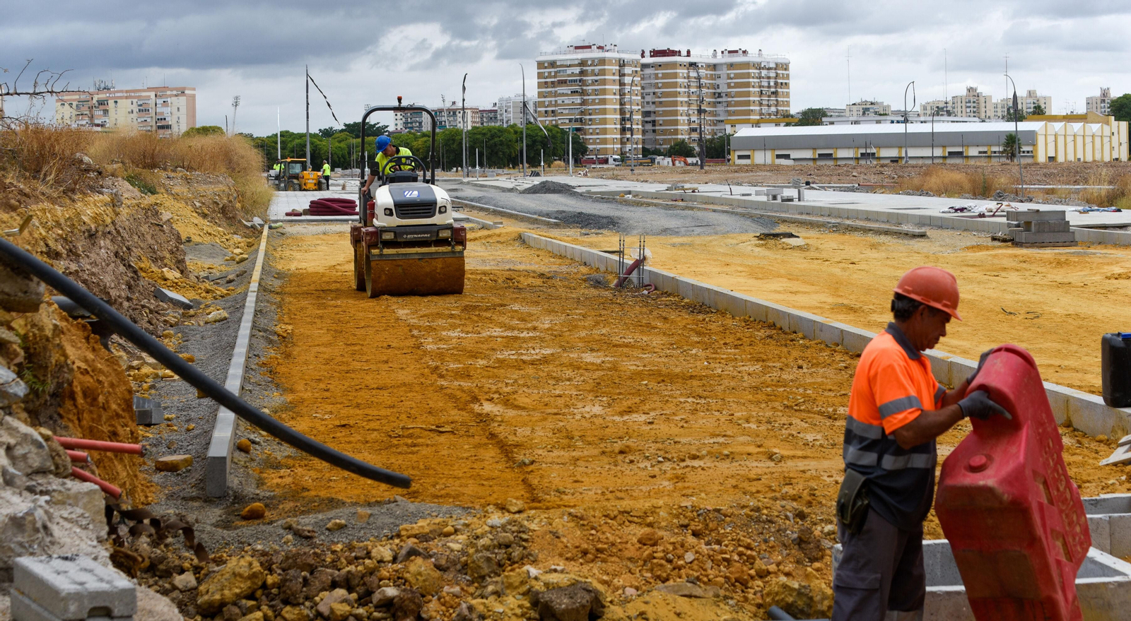 Varios operarios trabajan en la reurbanización de la parcela en La Cruz del Campo.