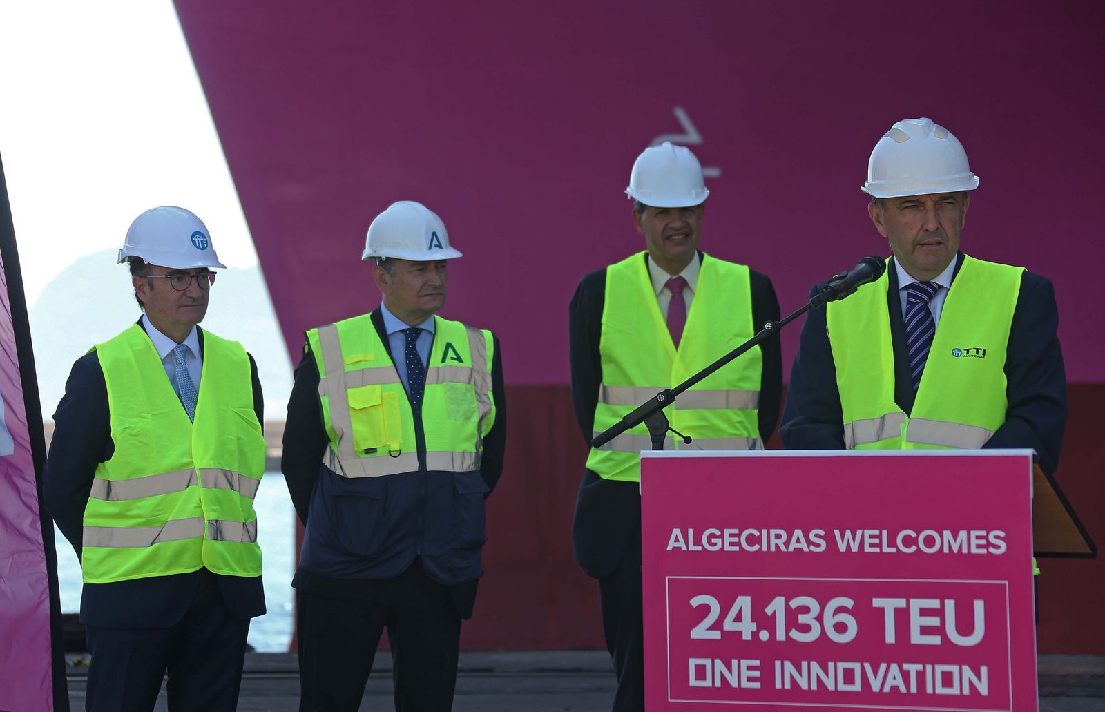 Fotos de la visita del buque ' One Innovation', el tercer portacontenedores más grande del mundo, en Algeciras