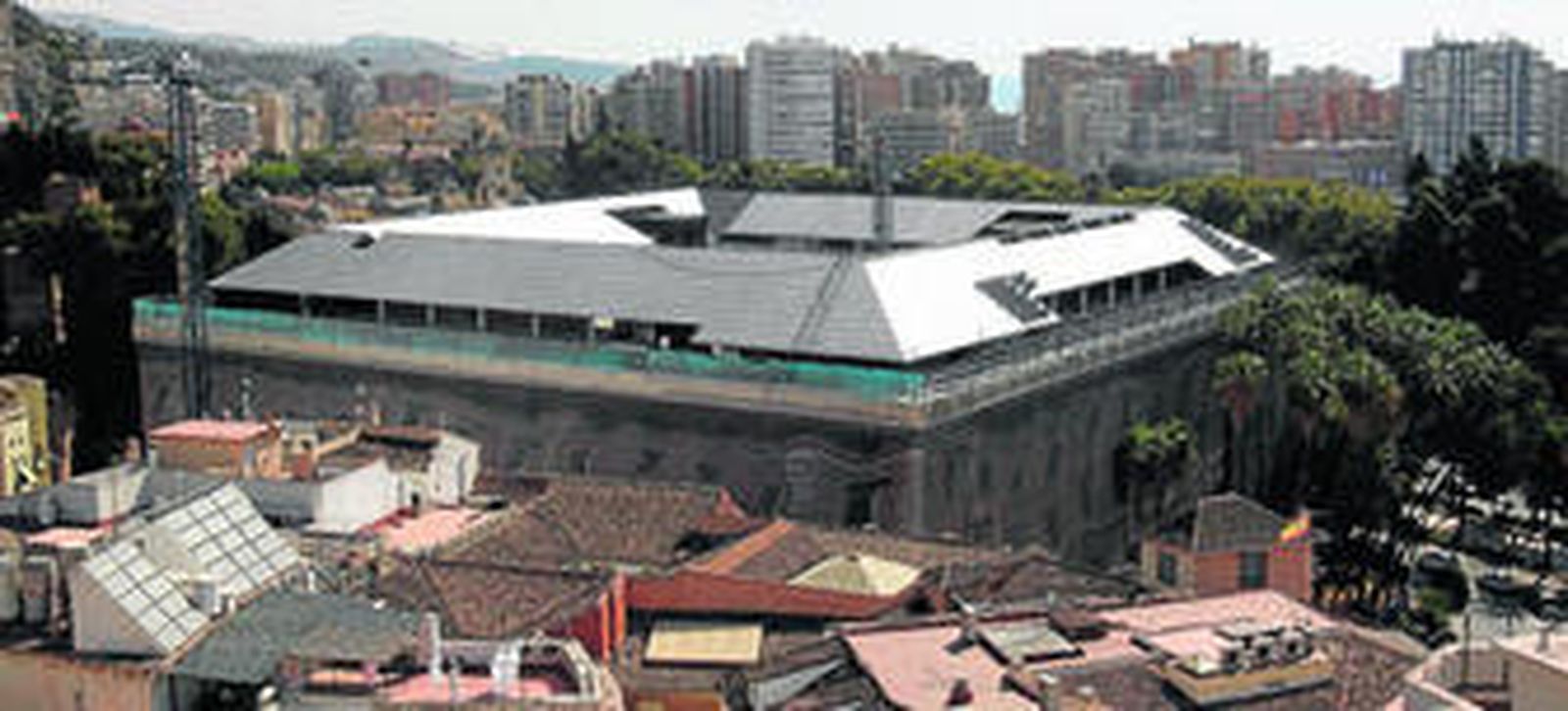 Imagen reciente de la cubierta del futuro museo de Málaga que prevé finalizar sus obras en el primer semestre de 2012.