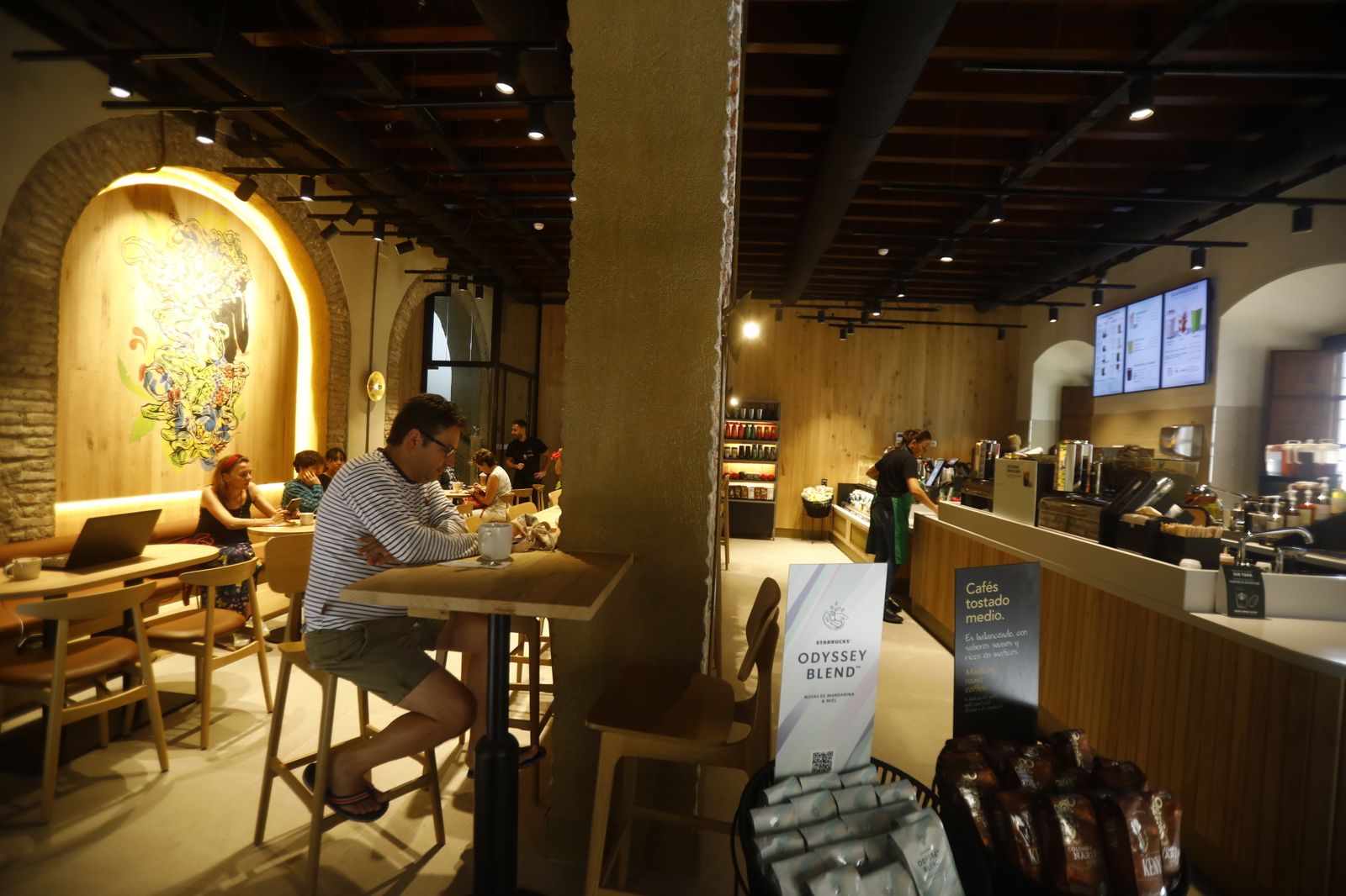 Interior del local de Starbucks frente a la Mezquita.
