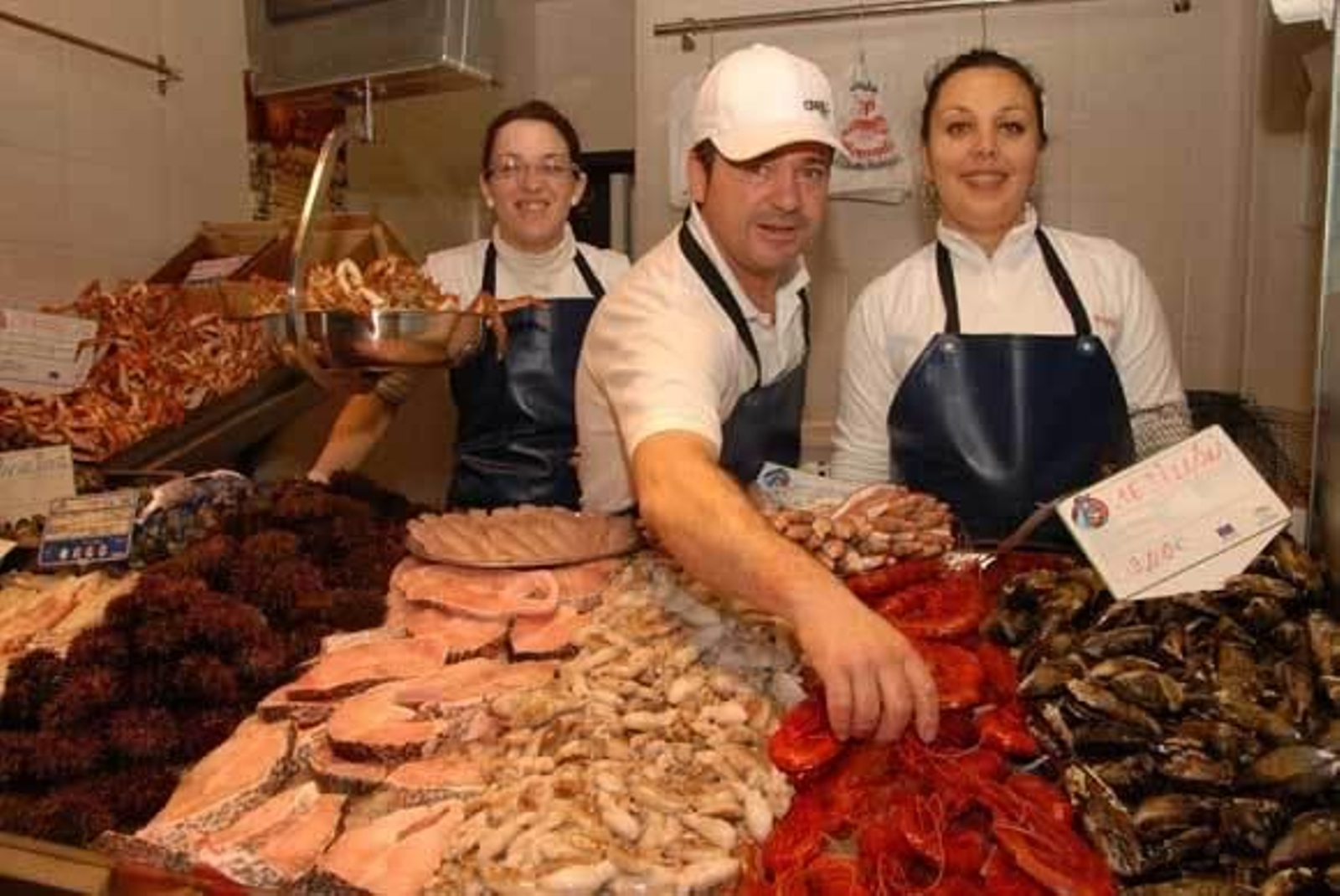 Pescadería Pepi y Clemente Propietario: Clemente Rodríguez Fornell. José Luis Ruiz y Toñi García regentan el puesto Puestos P-1, P-2 Género:Especialidad en erizos, carabineros, mejillones, calamar... Los puestos 1 y 2 de la parte del pescado de la plaza se caracterizan por la variedad de los productos que ofrecen. Ventresca de atún, salmón, cazón, boquerones, pescadilla, pez espada, marrajo, acedias, gallo, huevos de merluza y de choco o pijotas, sobresalen, aunque la especialidad son los erizos, carabineros, mejillones, salmonetes y el calamar. La pescadería Pepi y Clemente lleva 20 años sirviendo al público, aunque José Luis y Toñi la regentan desde hace 4 años.  Foto: Paco Periñán