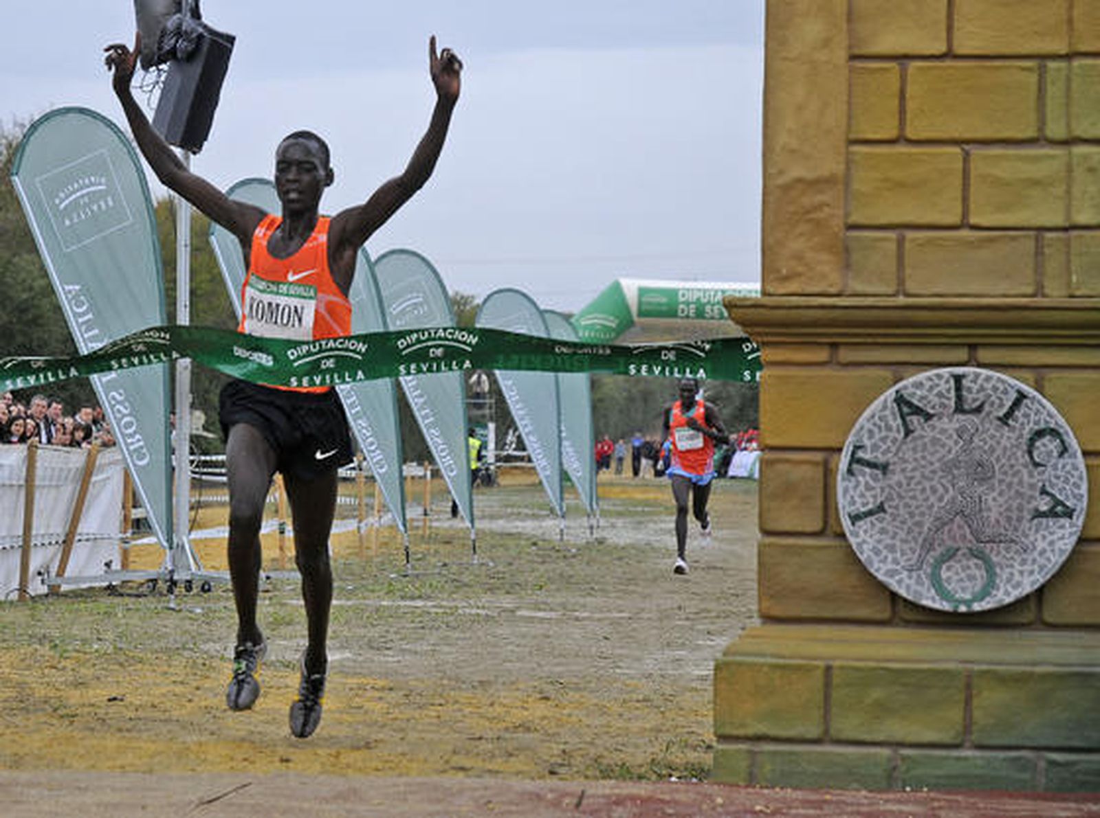 Komon cruza la línea de meta.

Foto: Juan Carlos Vázquez, Julio Muñoz (EFE), Javier Barbancho (Reuters)