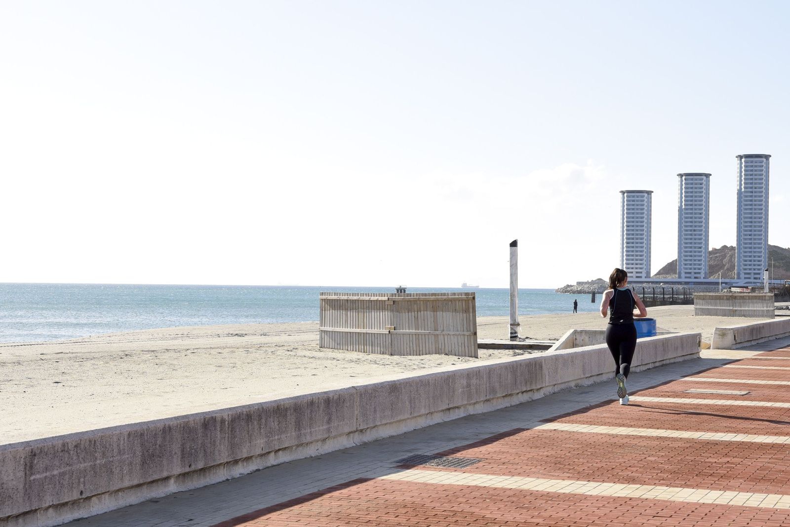 Las fotografías de un sábado en las playas de La línea tras las borrascas