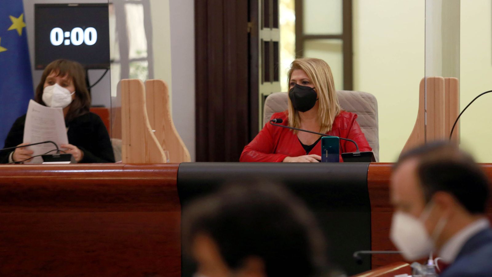 La alcaldesa, Mamen Sánchez, y la delegada de Economía, Laura Álvarez, en un pleno.