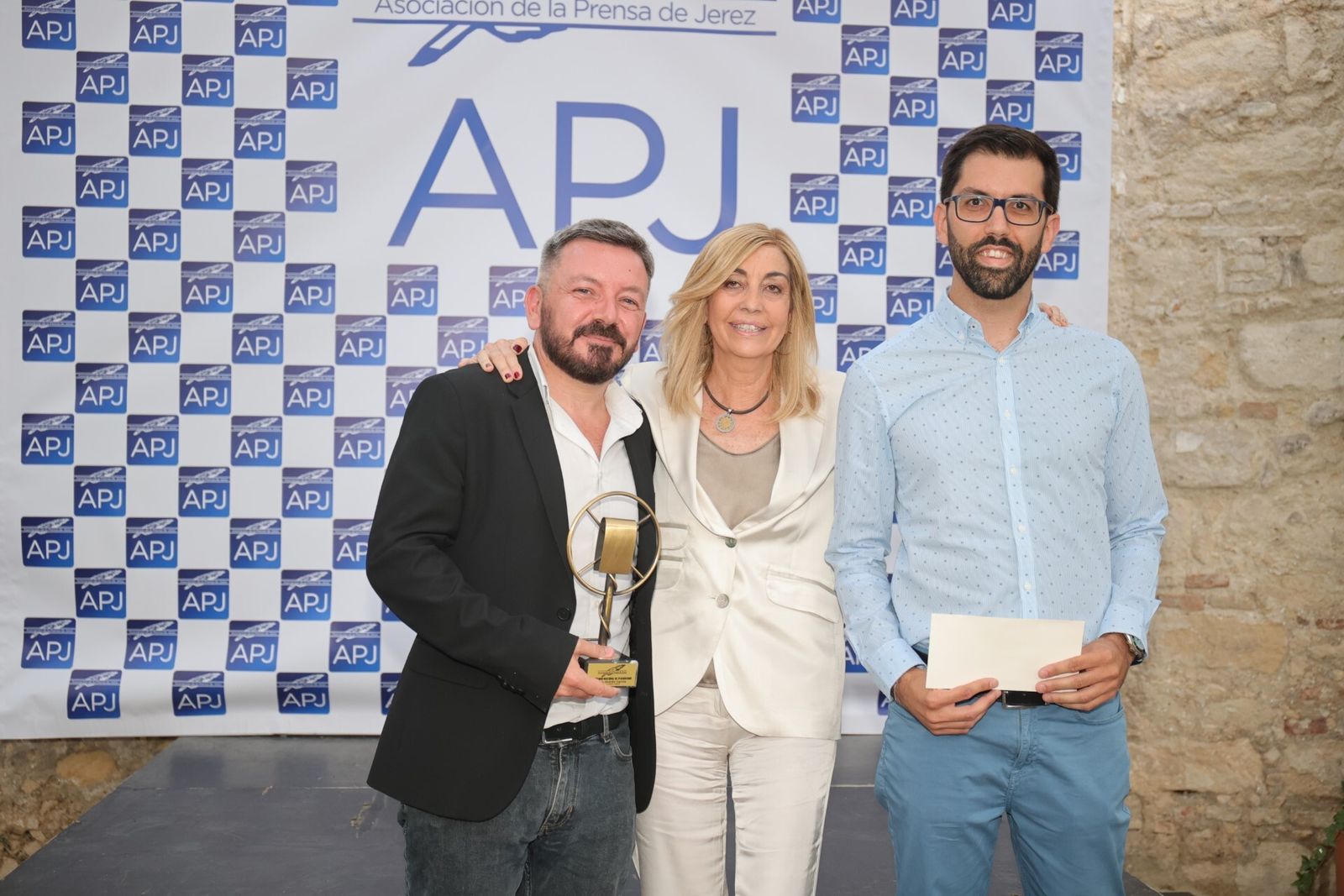 Pedro Espinosa y Francisco Romero junto a la presidenta de la APJ, Roxana Sáez.