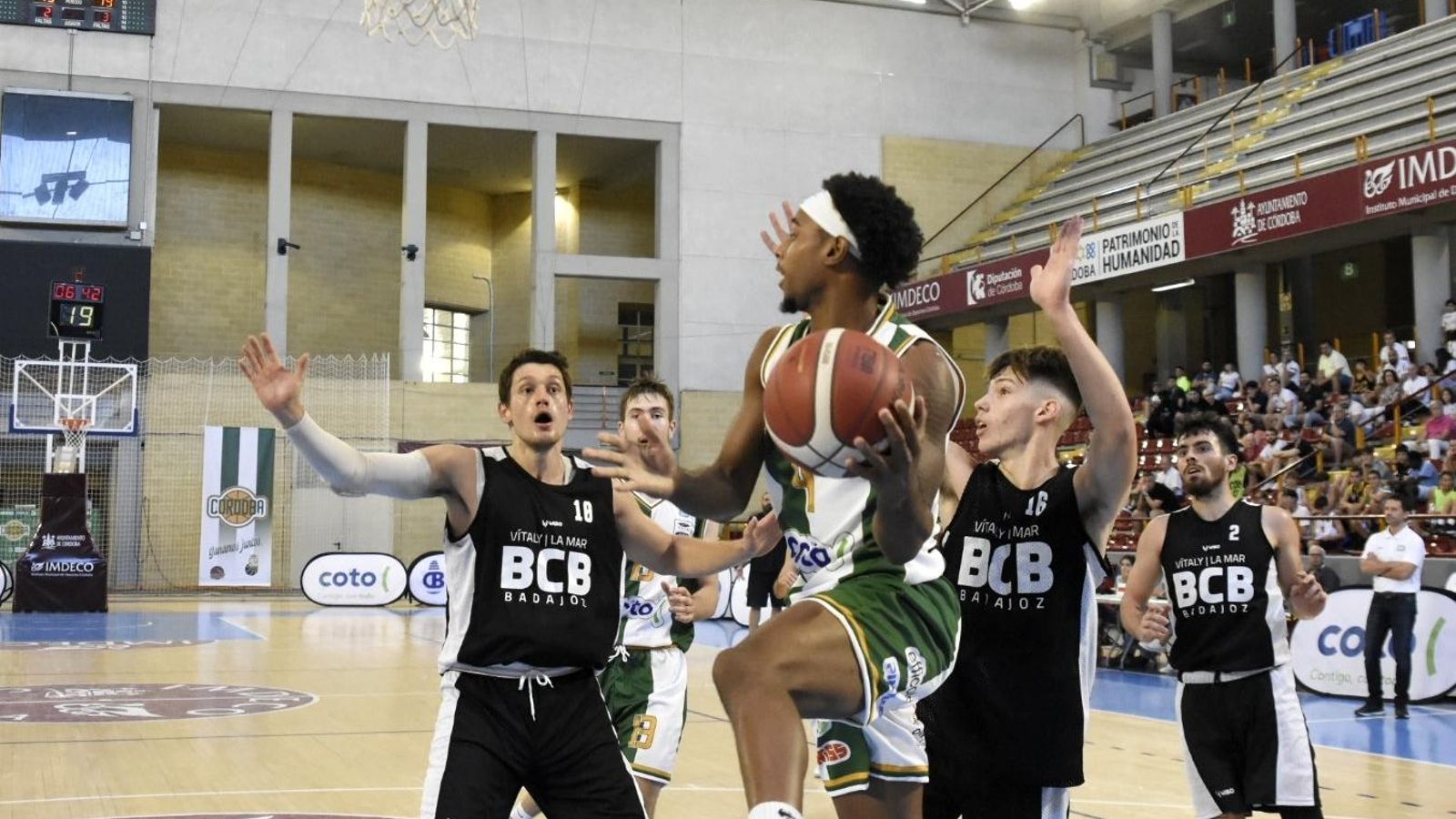 Williamson, del Coto Córdoba, penetra a canasta ante la defensa pacense.