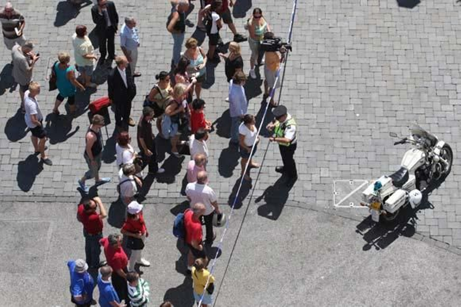 La policía inspecciona la zona y  la acordona 

Foto: Paco Guerrero
