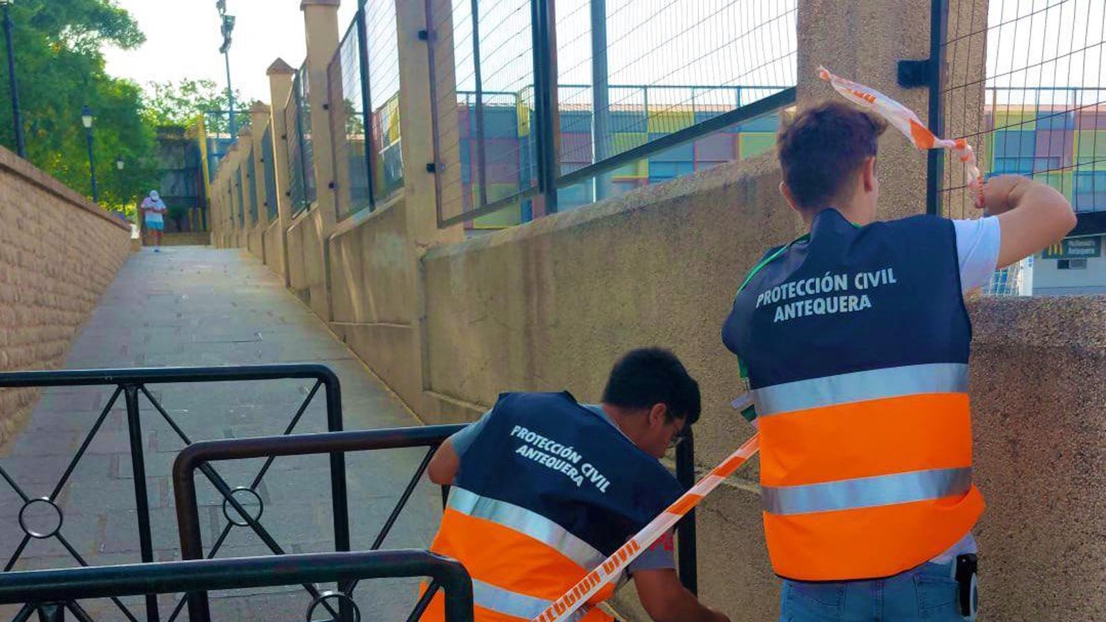 Operarios claursurando los parques de Antequera Operarios claursurando los parques de Antequera