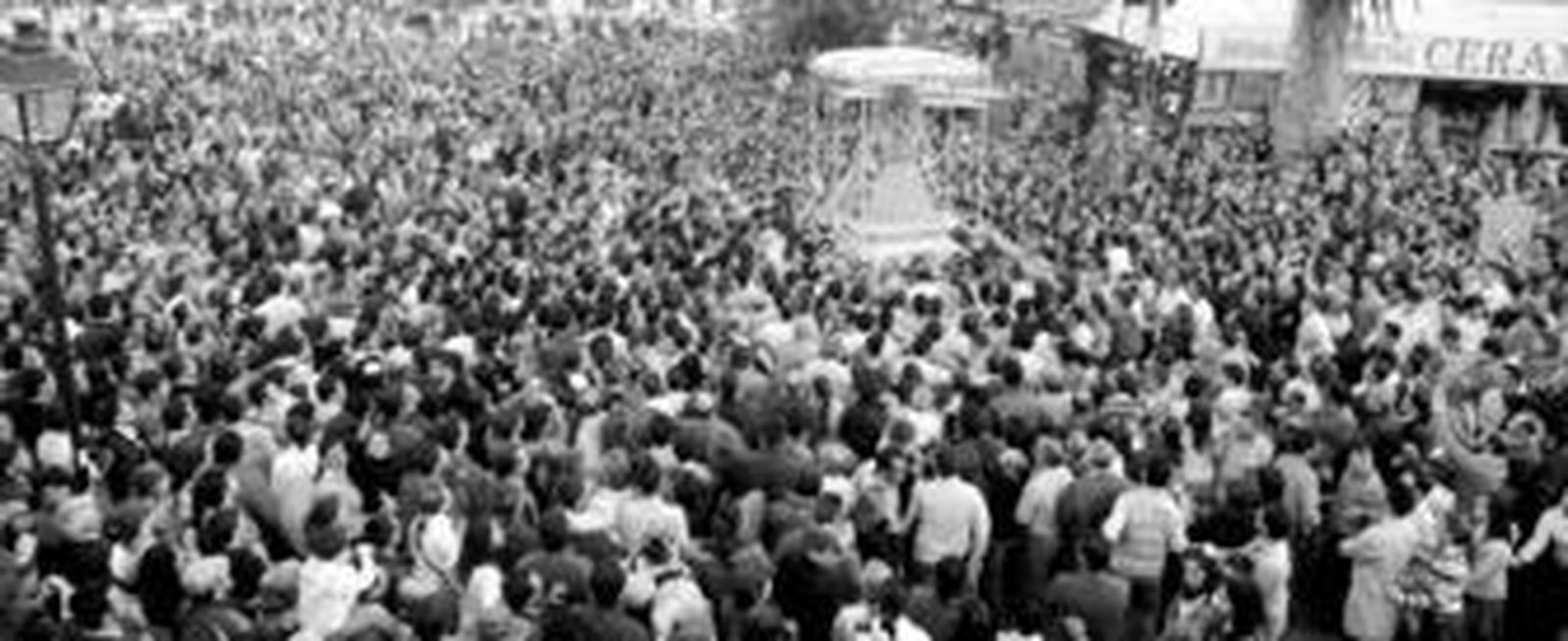Una marea de rocieros admiró, emocionada, la imagen de la Virgen.