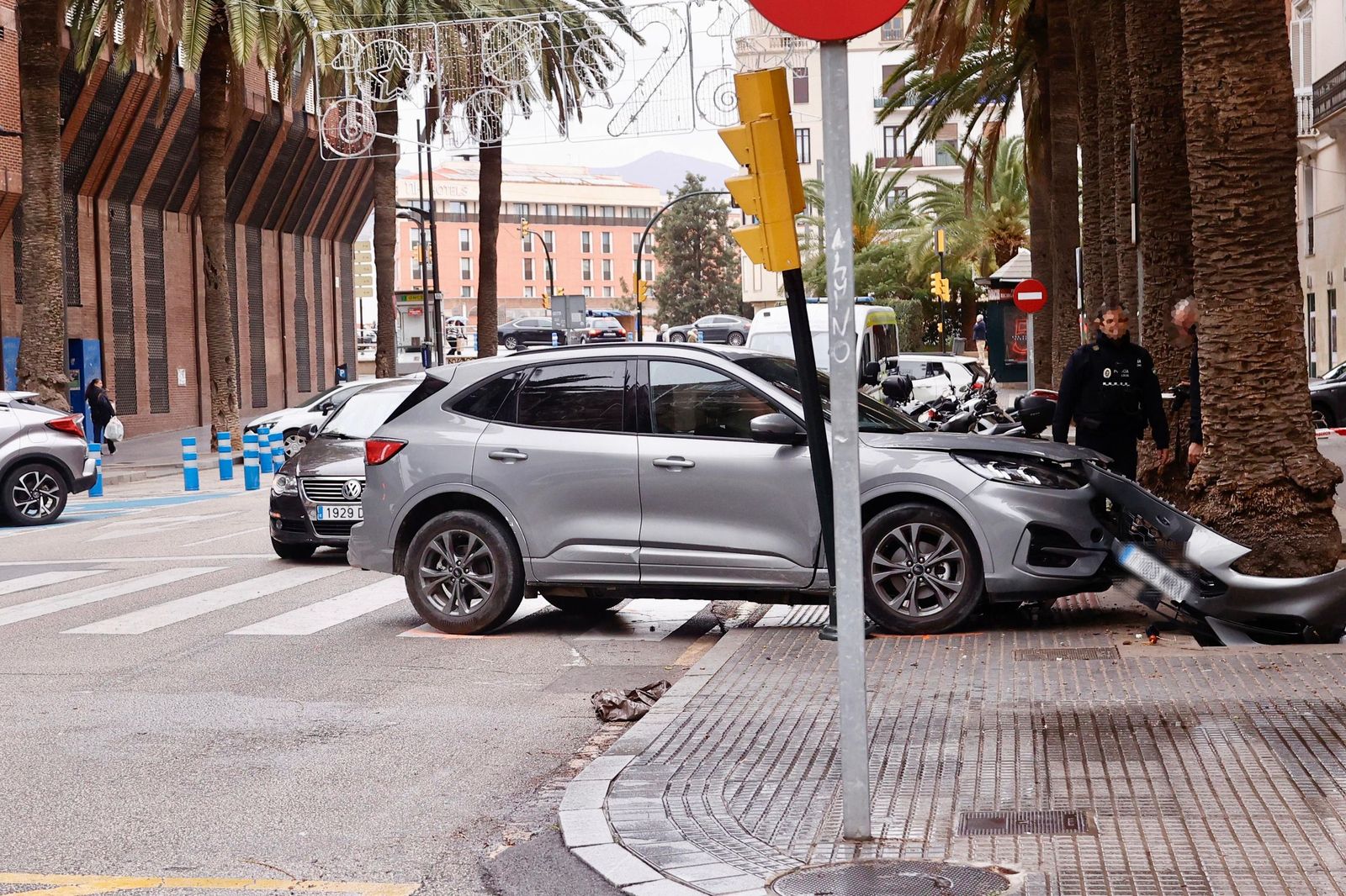 Vehículo implicado en el atropello de la Alameda de Colón, contra una palmera.