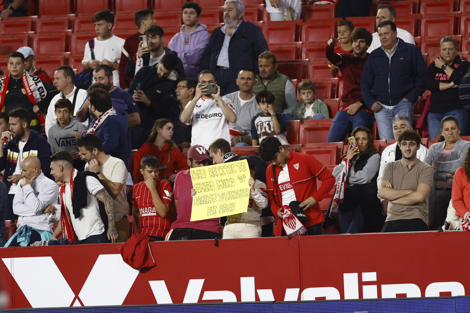 Búscate en las fotos del Sevilla FC-Real Sociedad