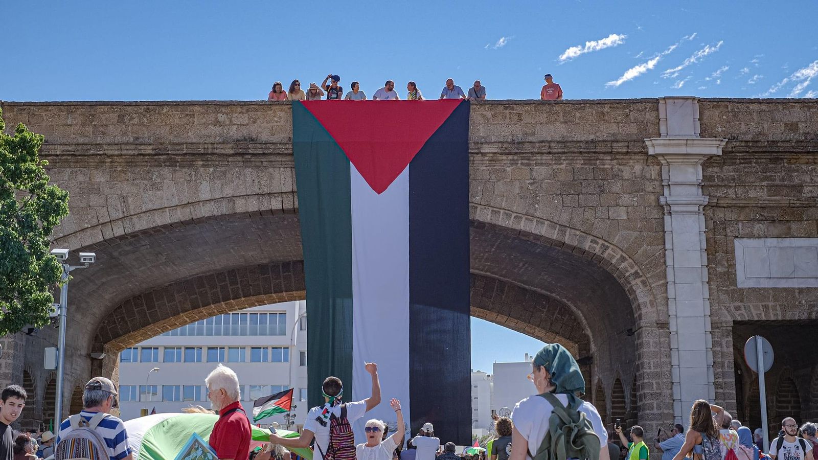 Momento en el que despliegan la gran bandera de Palestina en las Puertas de Tierra