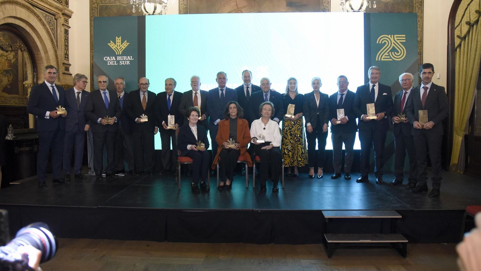 Autoridades y directivos de Caja Rural del Sur con los premiados en la gala del 25 Aniversario de la entidad.