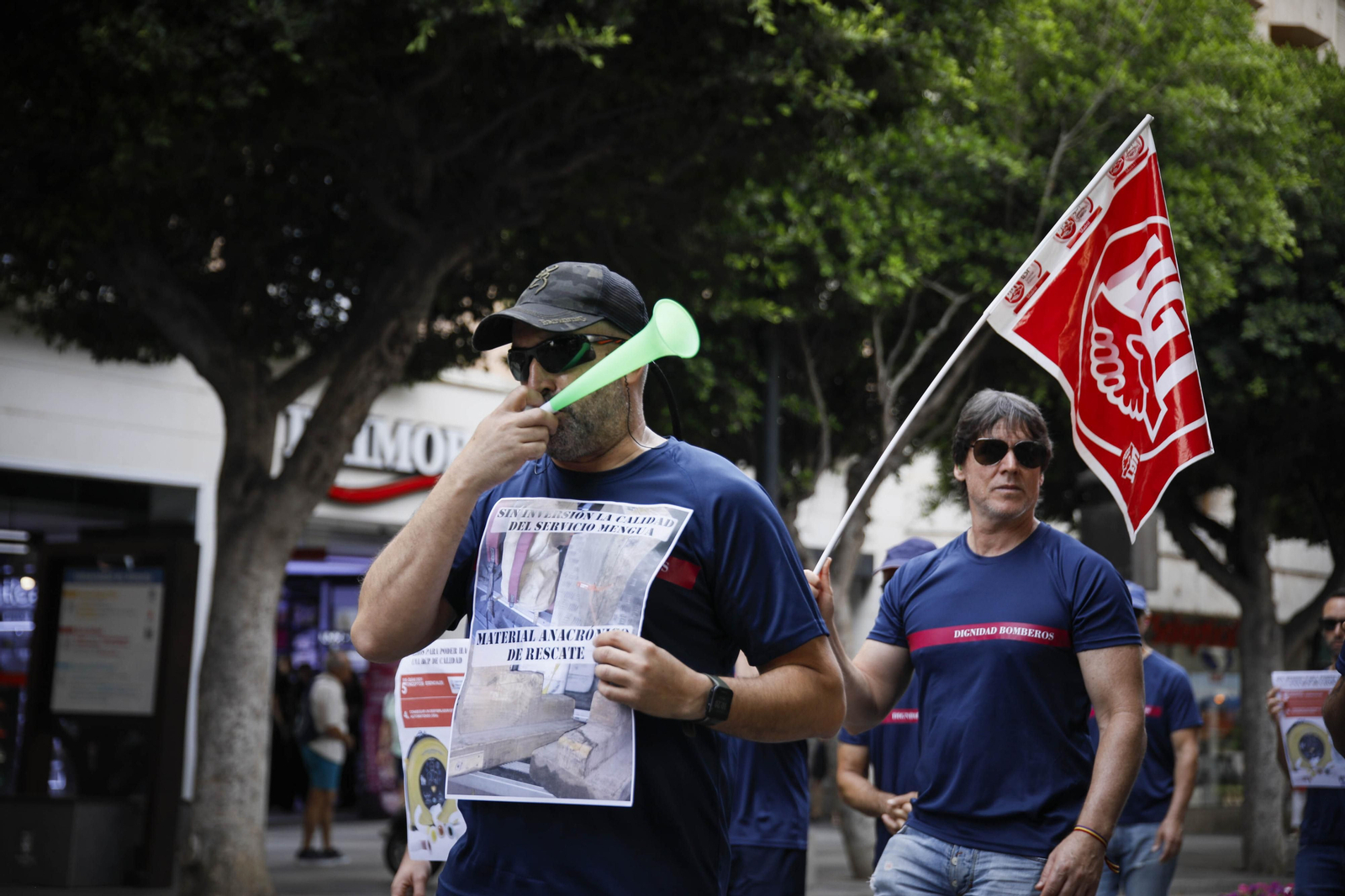 Manifestación de los bomberos quemados de Almería, en imágenes