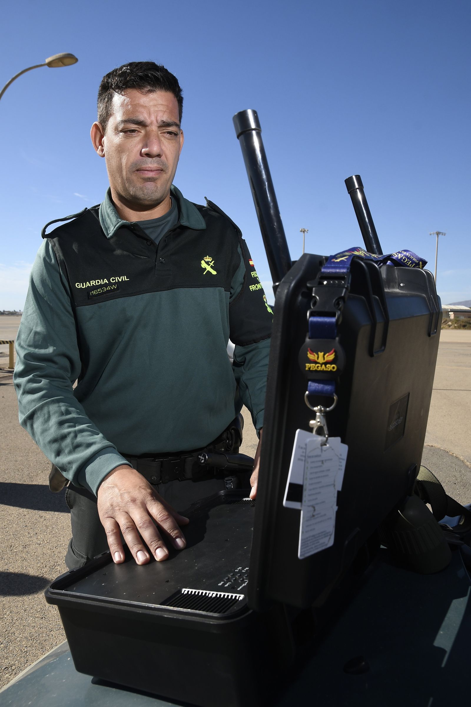 El guardia Sergio Rodríguez con uno de los instrumentos del Equipo Pegaso.