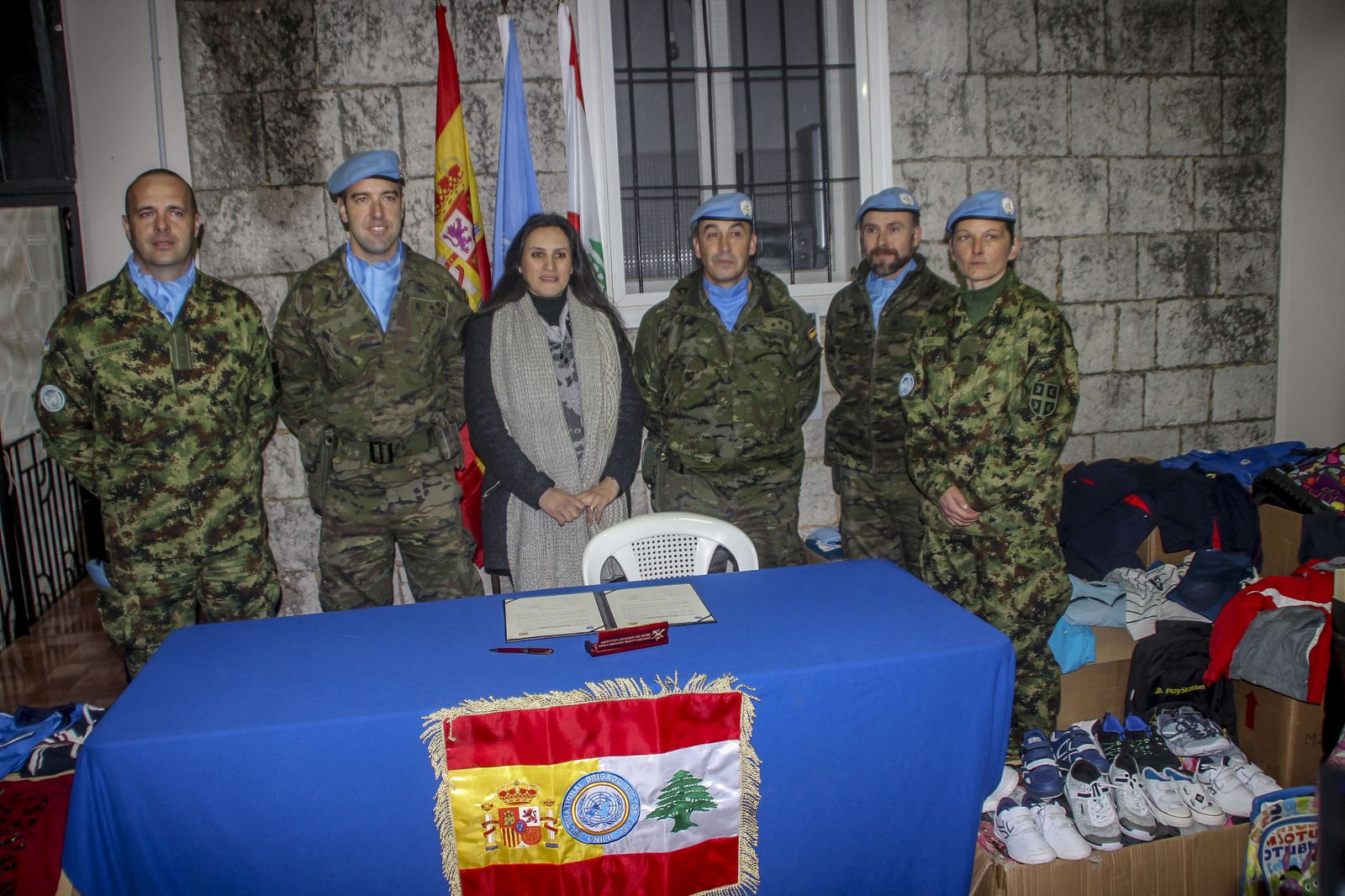 La Legión reparte en Líbano material escolar y deportivo donado por colegios almerienses