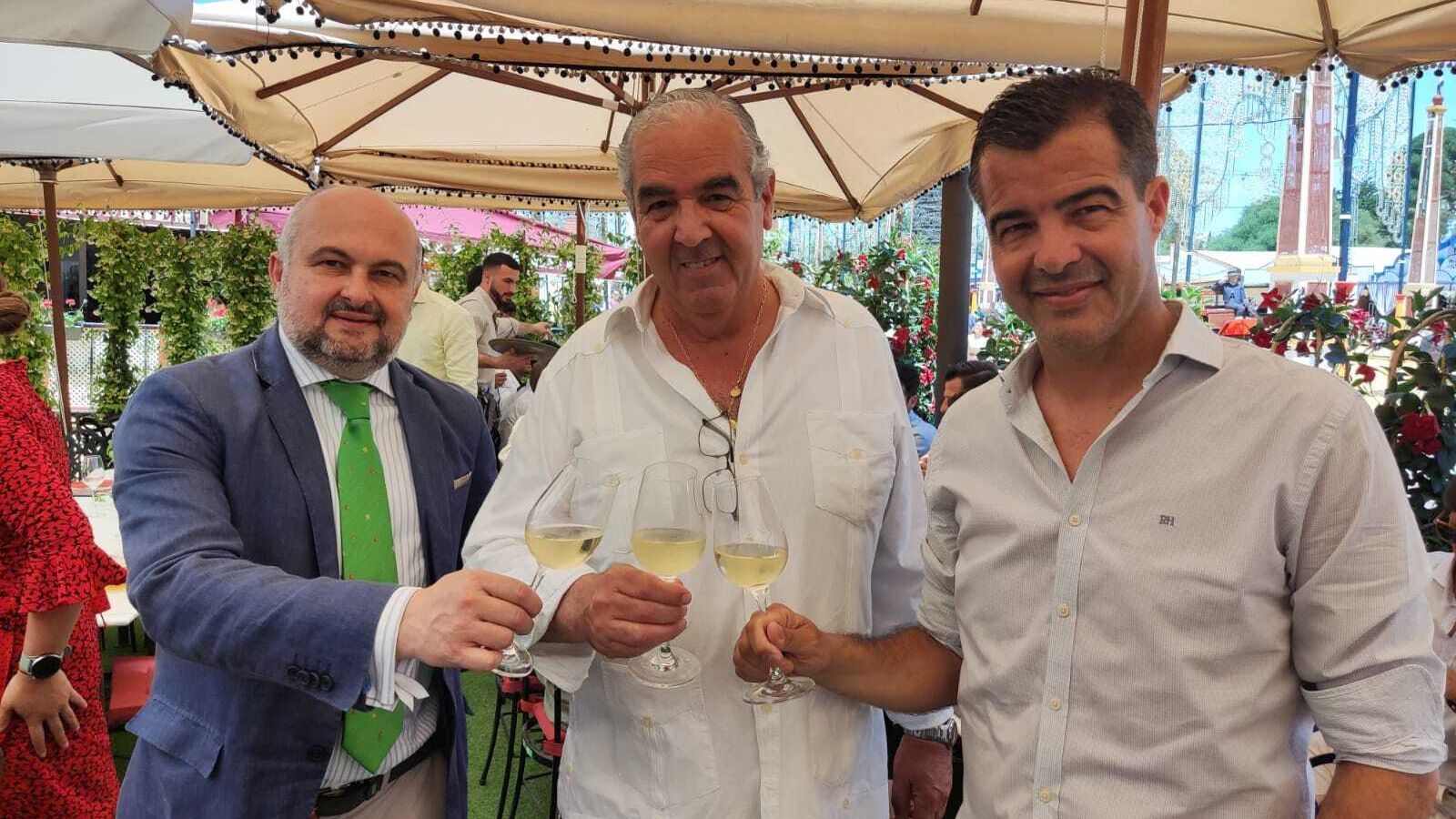 Pérez Herrera, Ignacio de la Calle y Pepe Gómez brindan en la Feria.