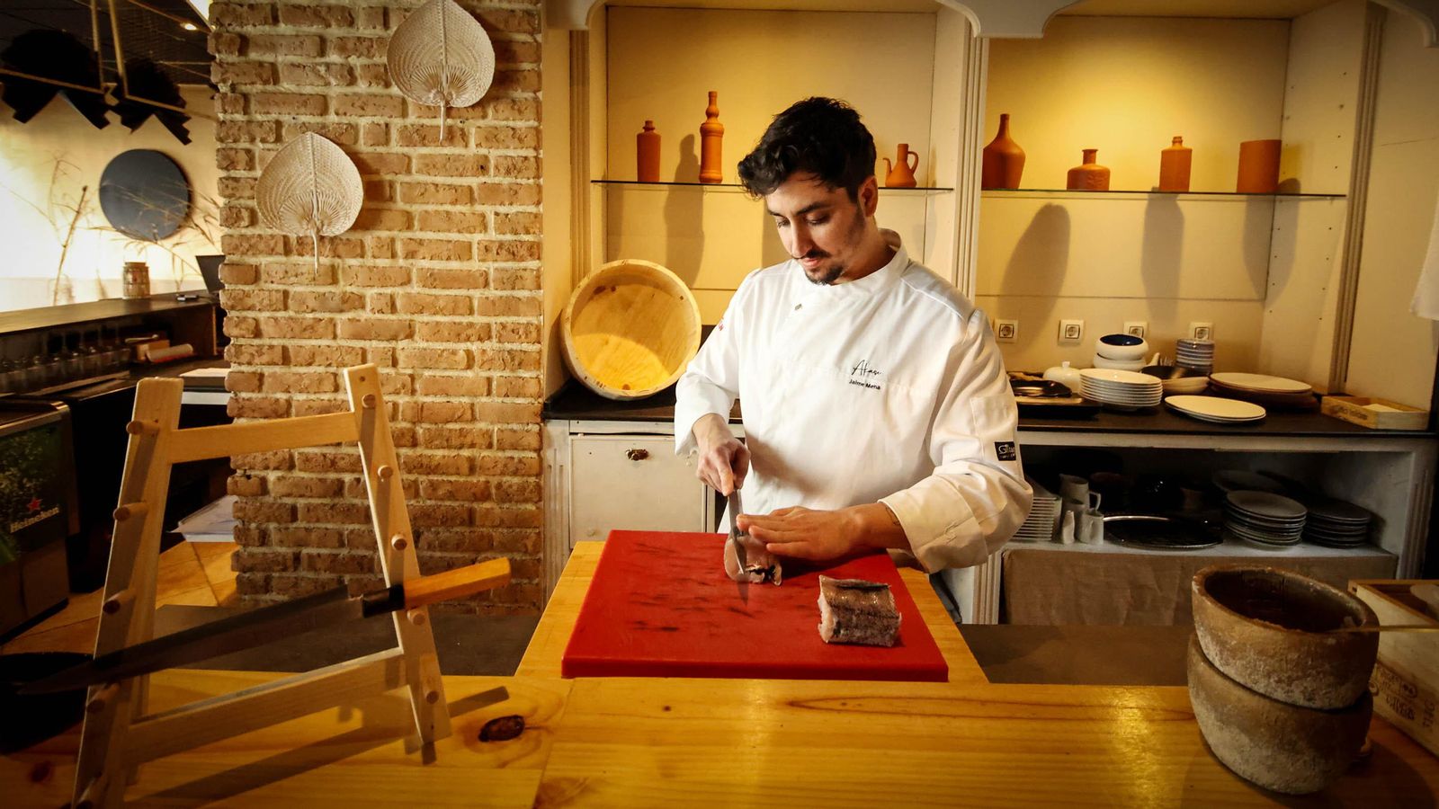 Mena en la cocina del restaurante japonés.