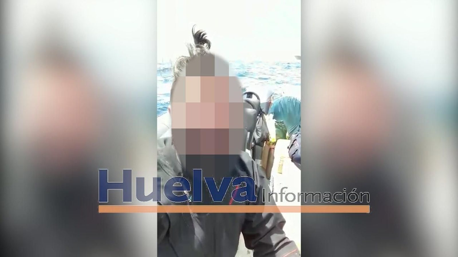 Fardos en una lancha trimotora.