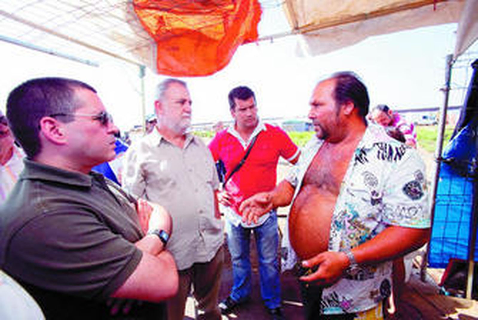 Antonio Rodrigo Torrijos conversa con uno de los chabolistas del asentamiento de Tablada.