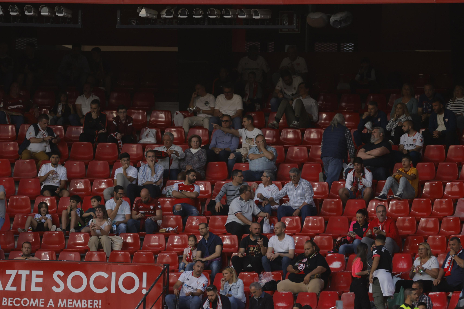 Búscate en las fotos del Sevilla-Celta