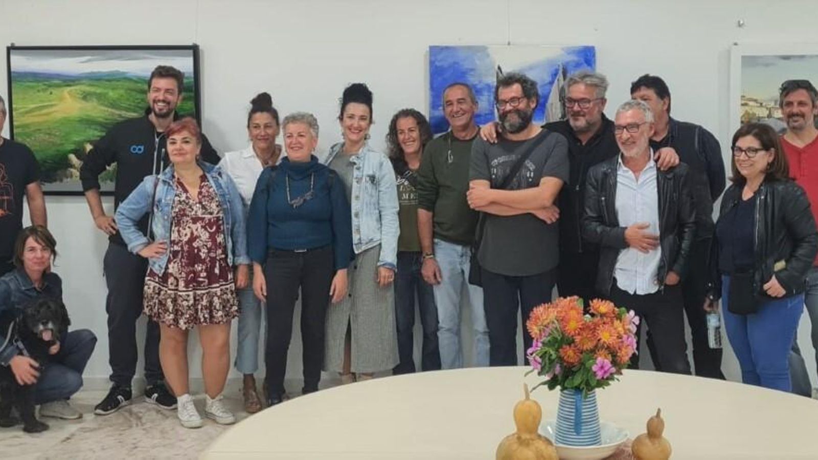 Integrantes de la asociación cultural junto a los miembros del jurado.