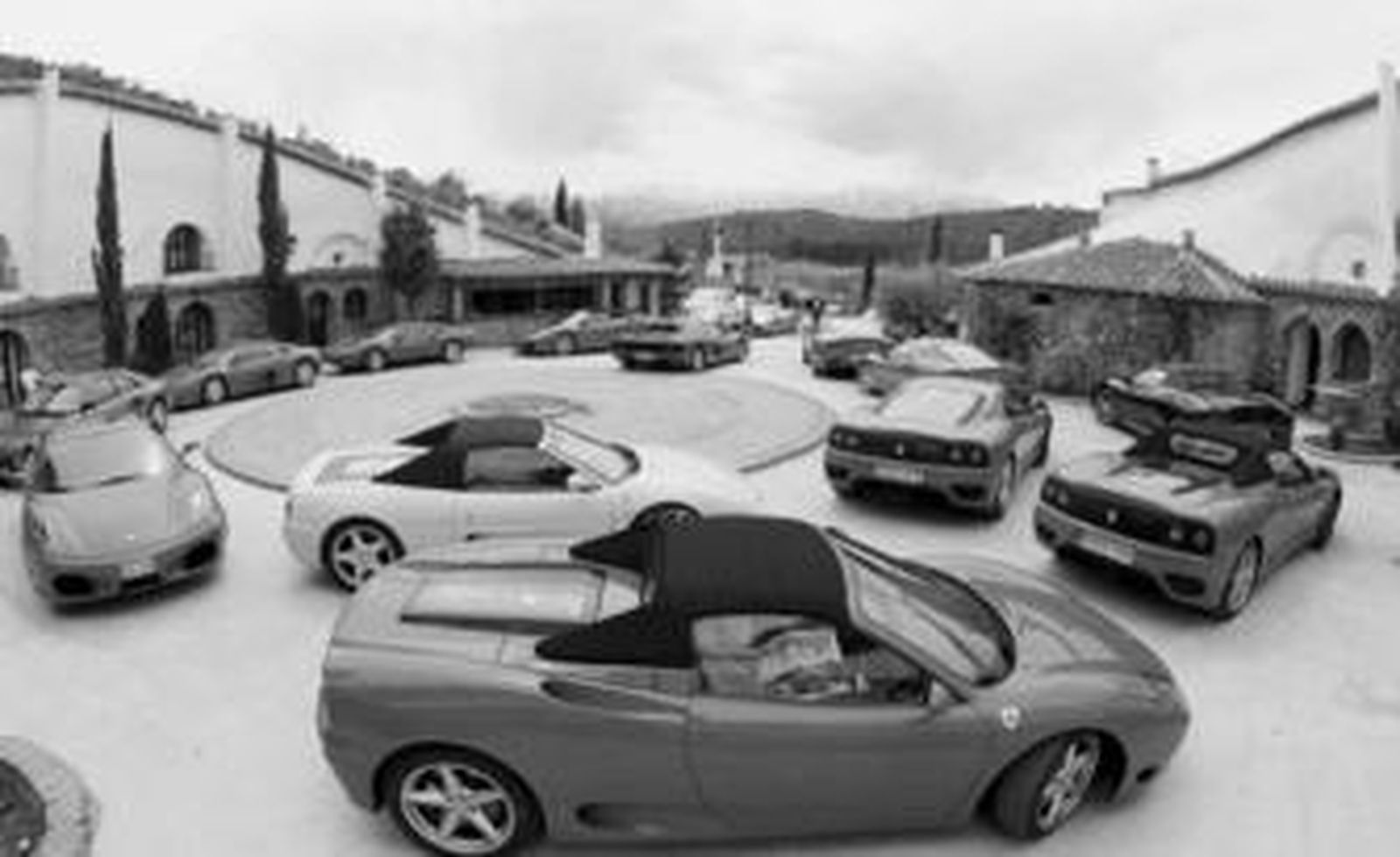 Panorámica de los Ferrari aparcados en uno de los hoteles durante su estancia en el Marquesado.