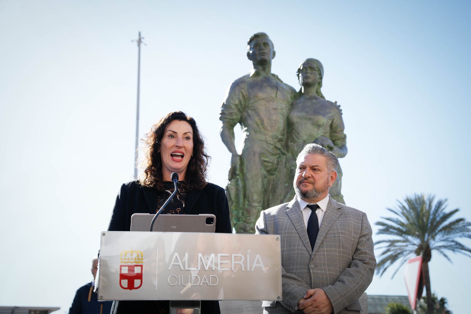 Imágenes de la inauguración sobre escultura ‘Familia Marinera’, del escultor Francisco Javier Galán, en homenaje a las familias de pescadores en Pescadería-La Chanca