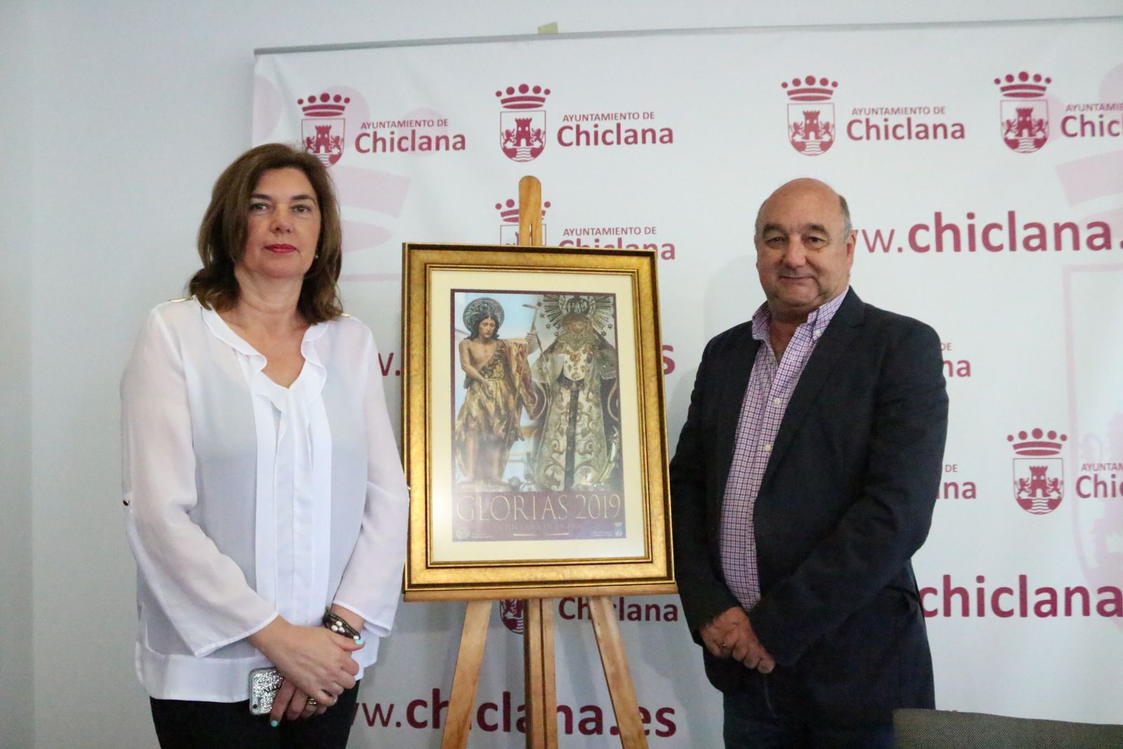 La delegada de Cultura y el presidente del Consejo presentan el cartel anunciador del pregón.