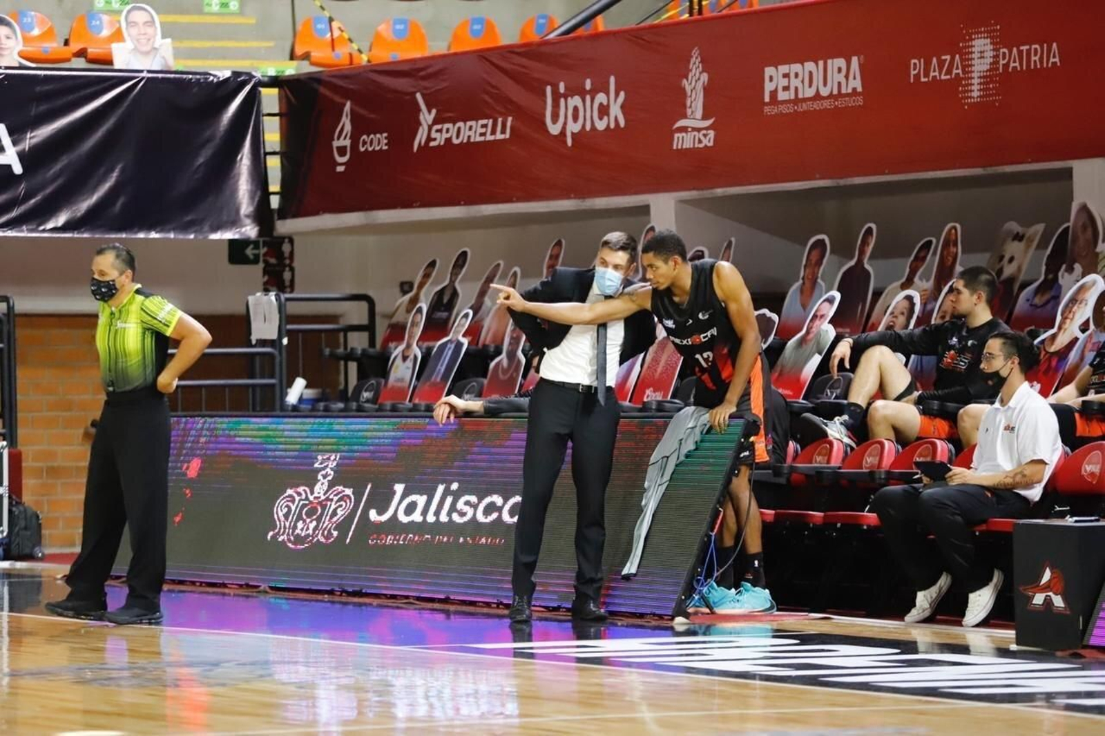 El malagueño Pablo García da órdenes en el banquillo de los Soles de Mexicali.