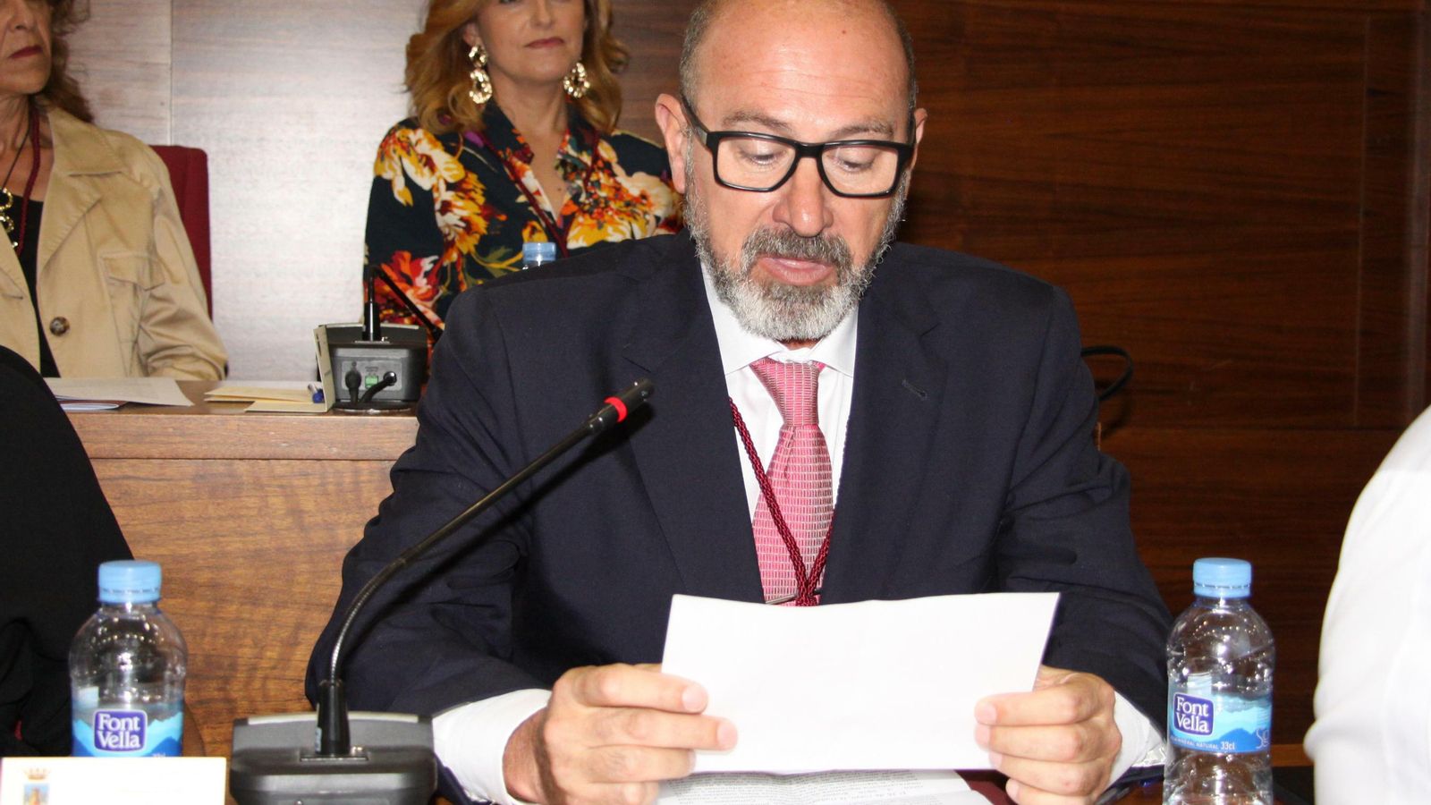 El portavoz de Ciudadanos lee su discurso.