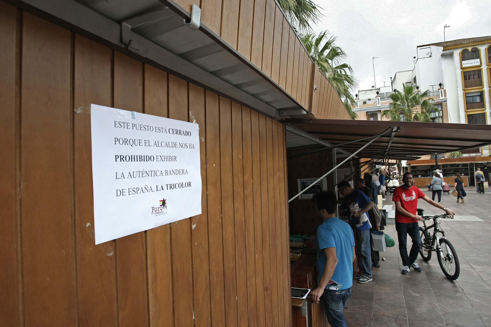 El Foro colgó ayer un cartel de protesta contra la retirada de la bandera.