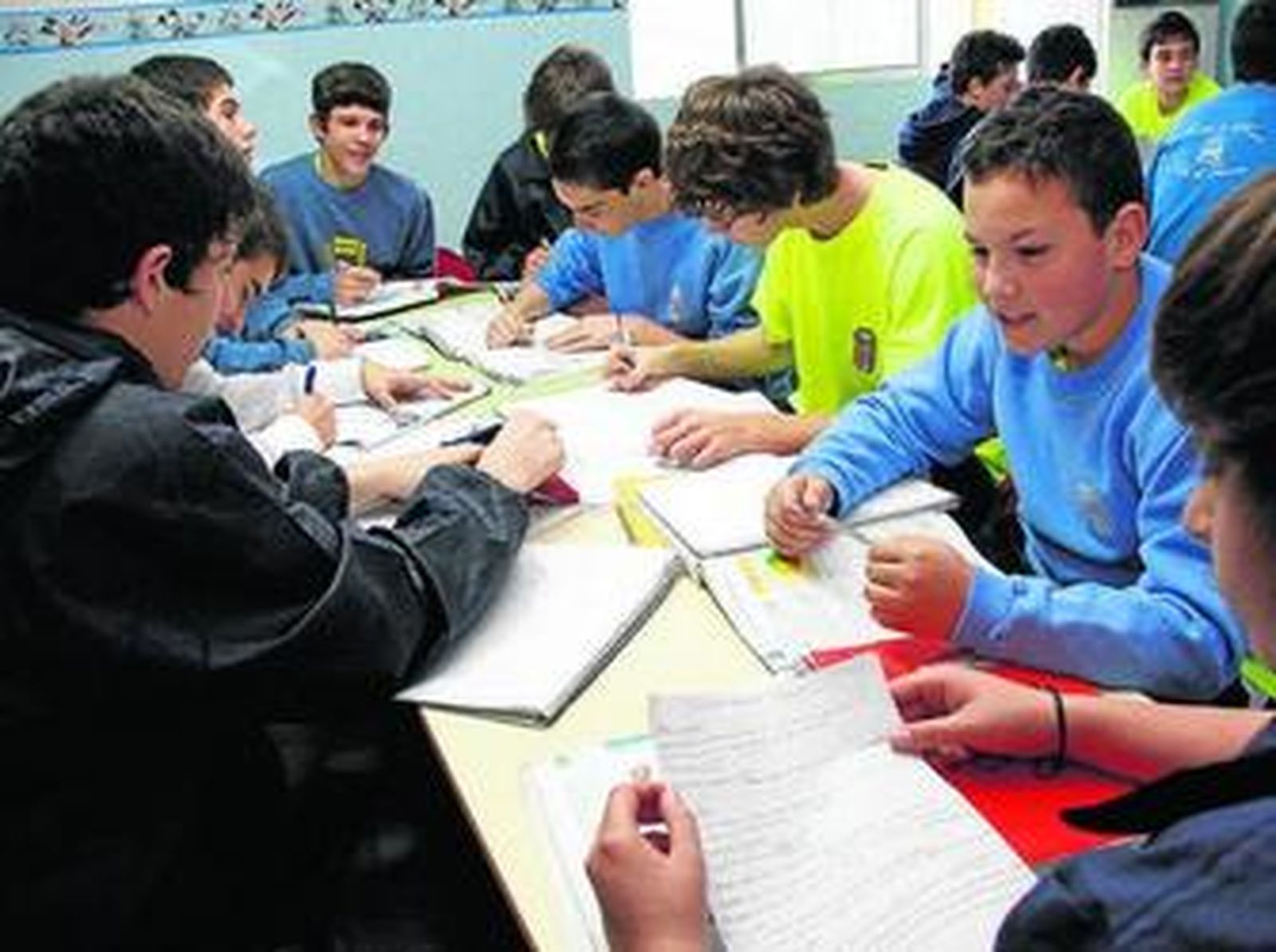 Varios chavales estudian momentos antes de empezar a entrenar.