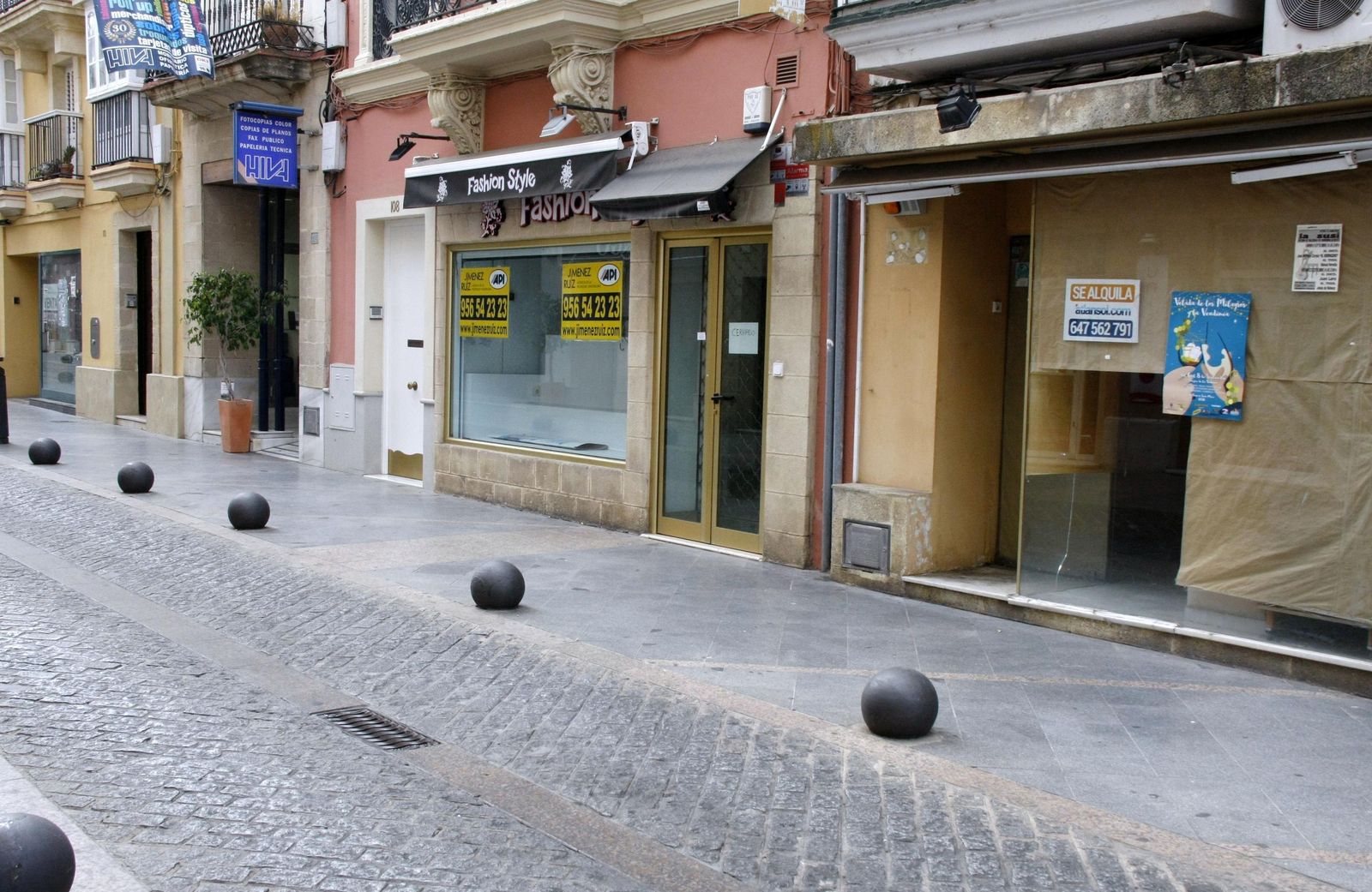 Estado actual que presenta la calle Larga, donde actualmente han cerrado muchos establecimientos.