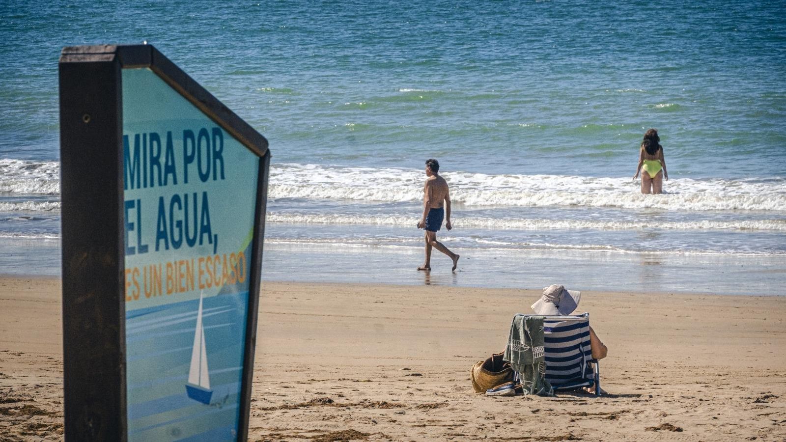 Algunos bañistas hacen caso omiso de la prohibición del baño en la playa.