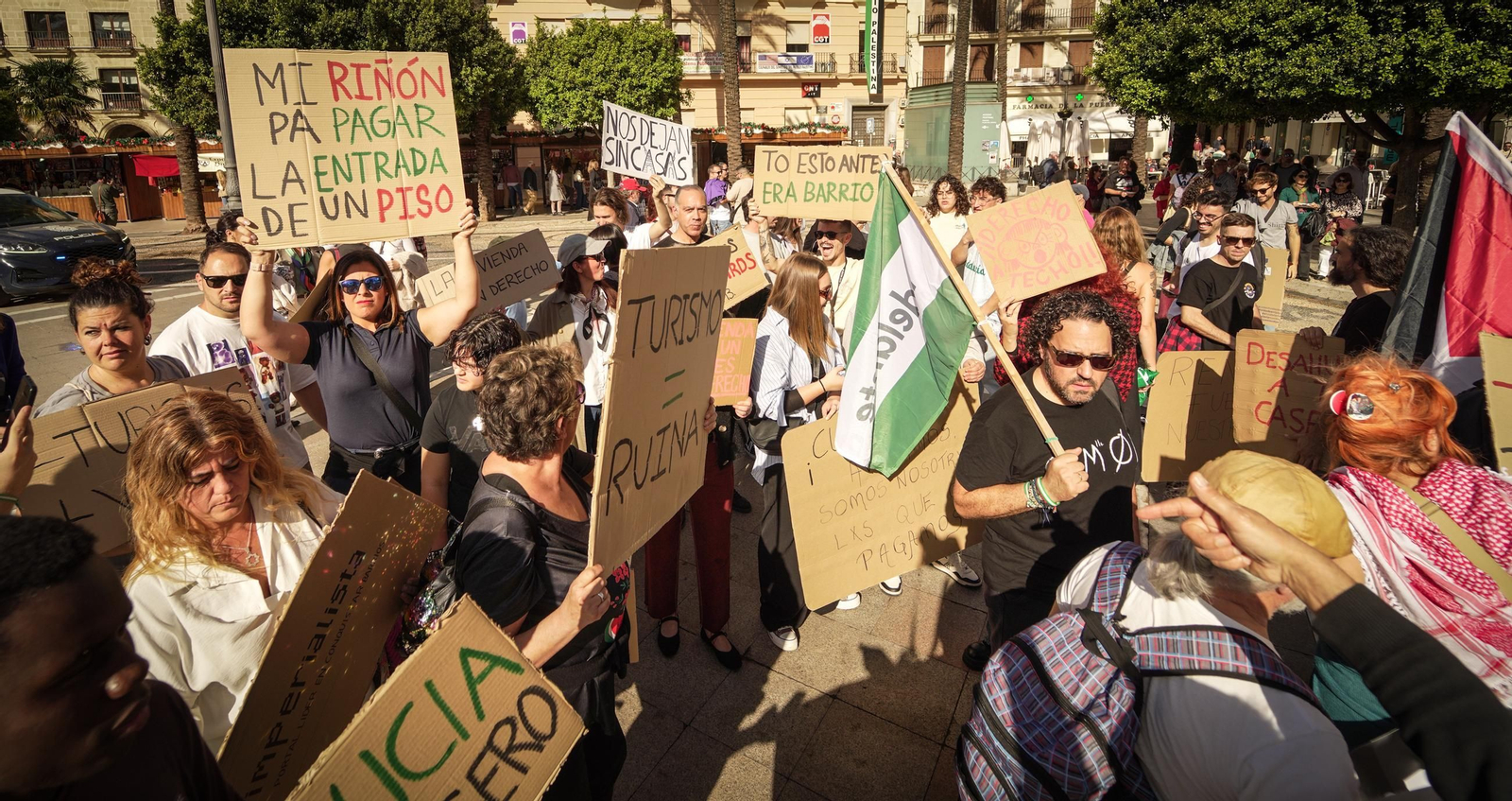 Imágenes de la numerosa participación en la manifestación 'Jerez por la Vivienda'