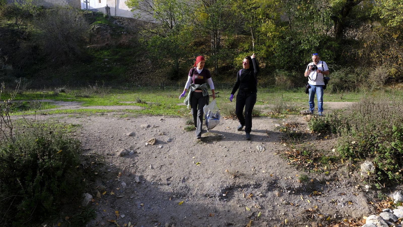 Limpieza y senderismo por la Alpujarra, en imágenes