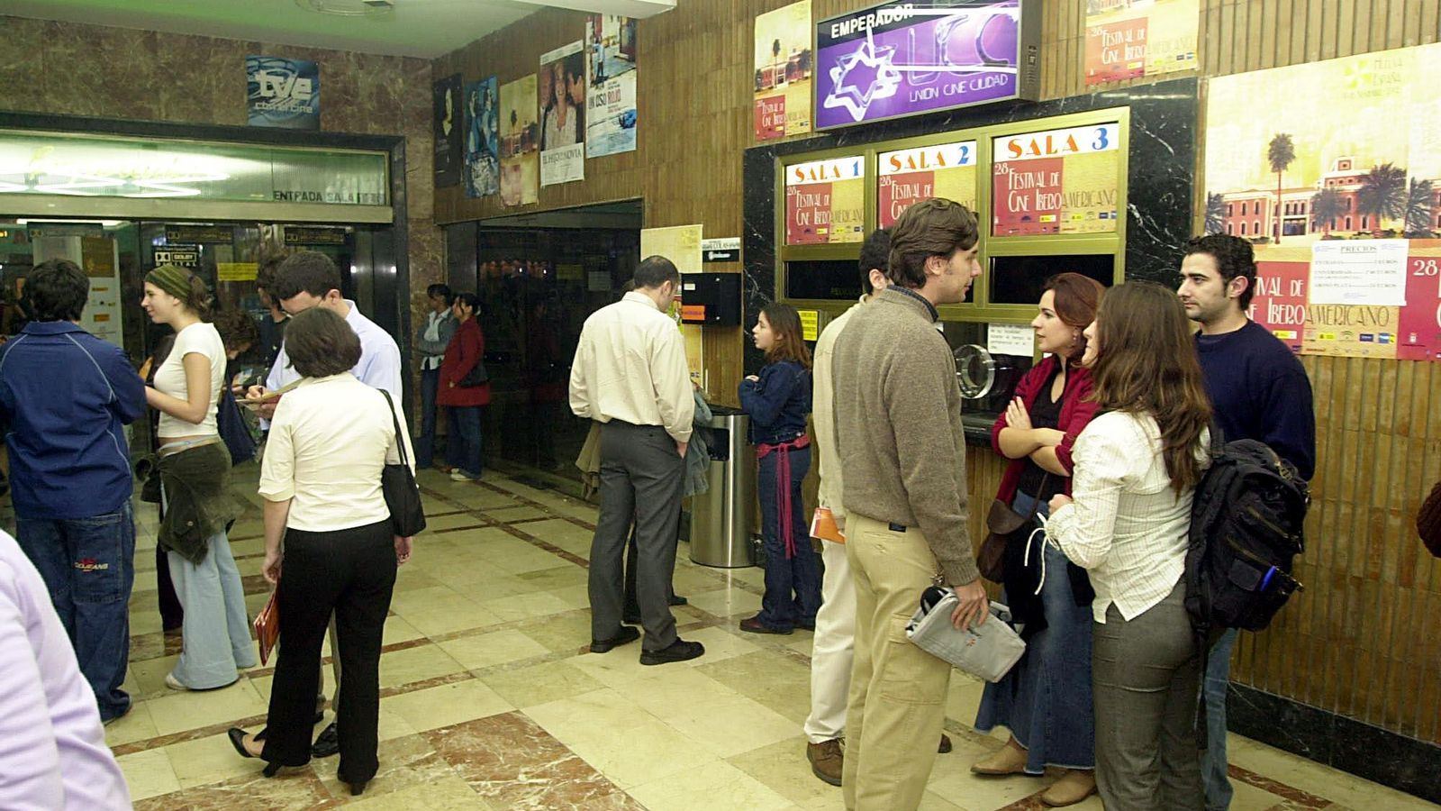 Los cinéfilos conversan en las taquillas de los cines Emperador.