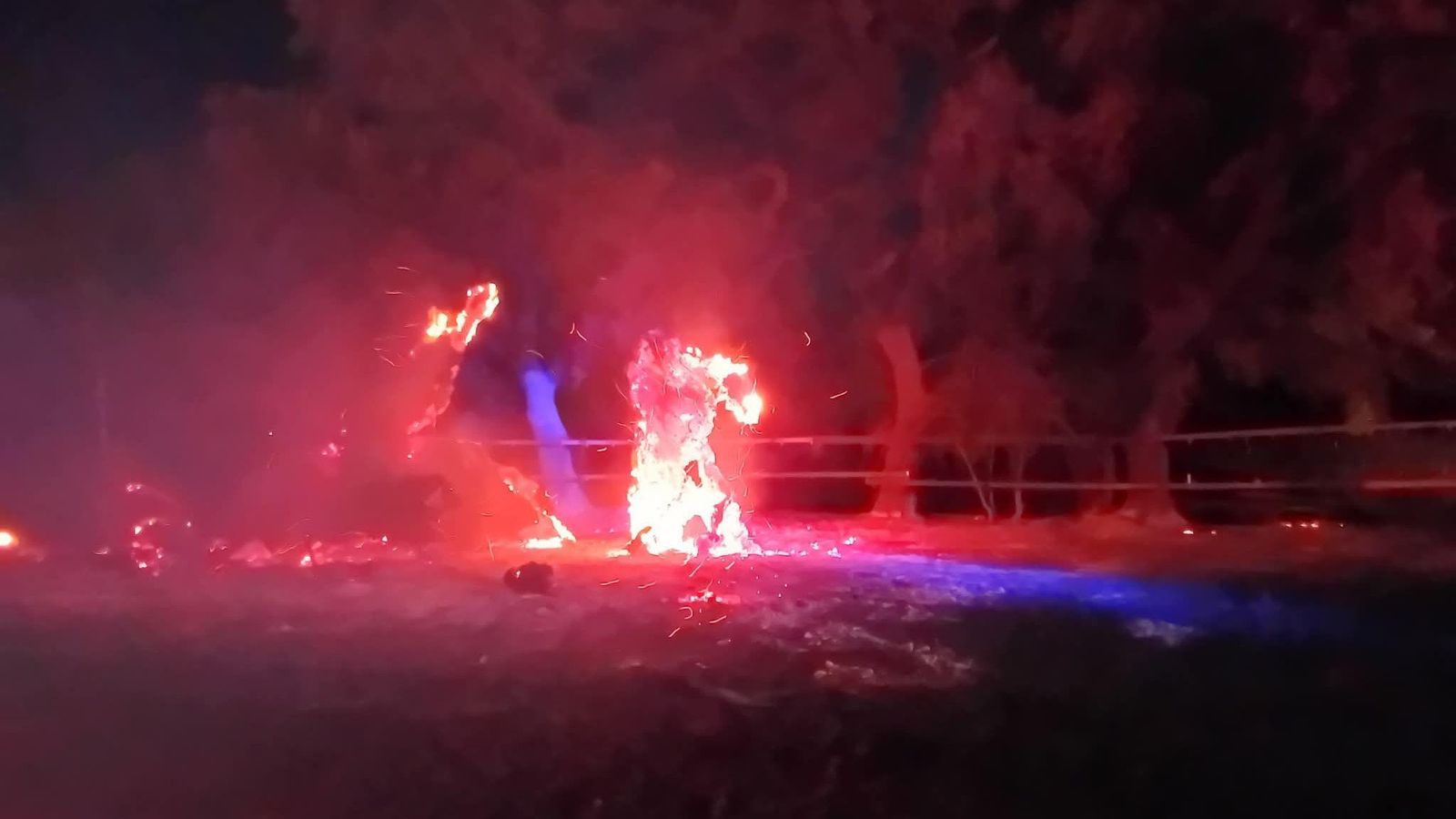 Imagen de uno de los focos del incendio, anoche, en una imagen compartida por el alcalde de La Barca.