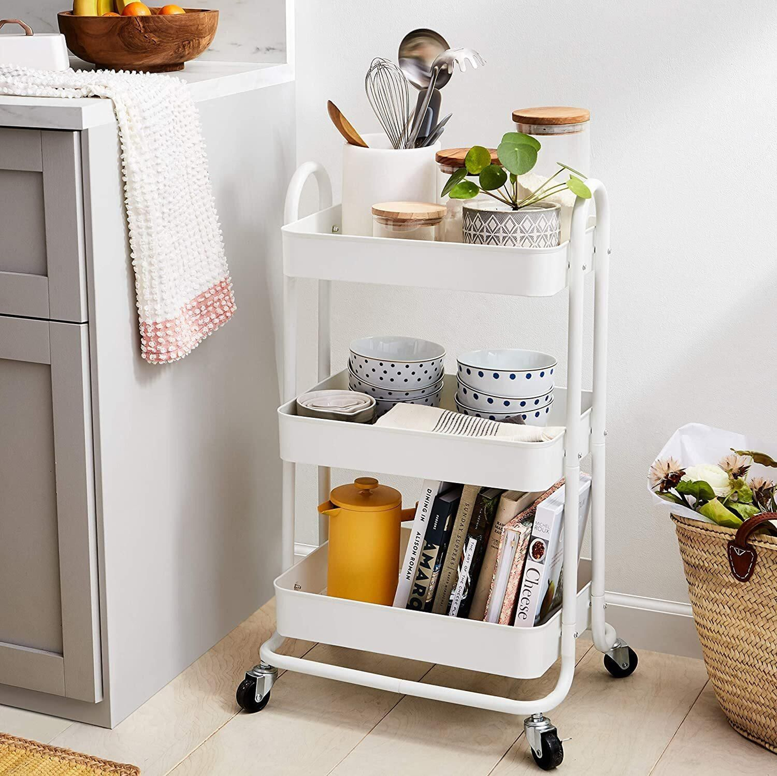 Descubre el carrito multiusos de Amazon Basics ideal para decorar tu cocina