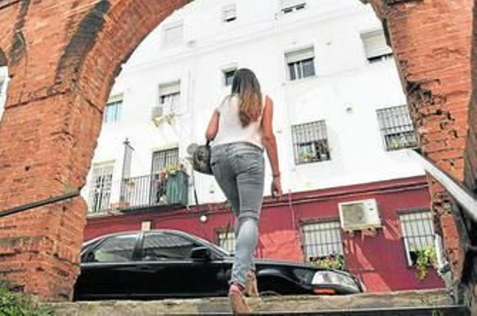 El edificio del Tiro de Línea donde se ha dado alojamiento temporal a dos familias de La Corrala.