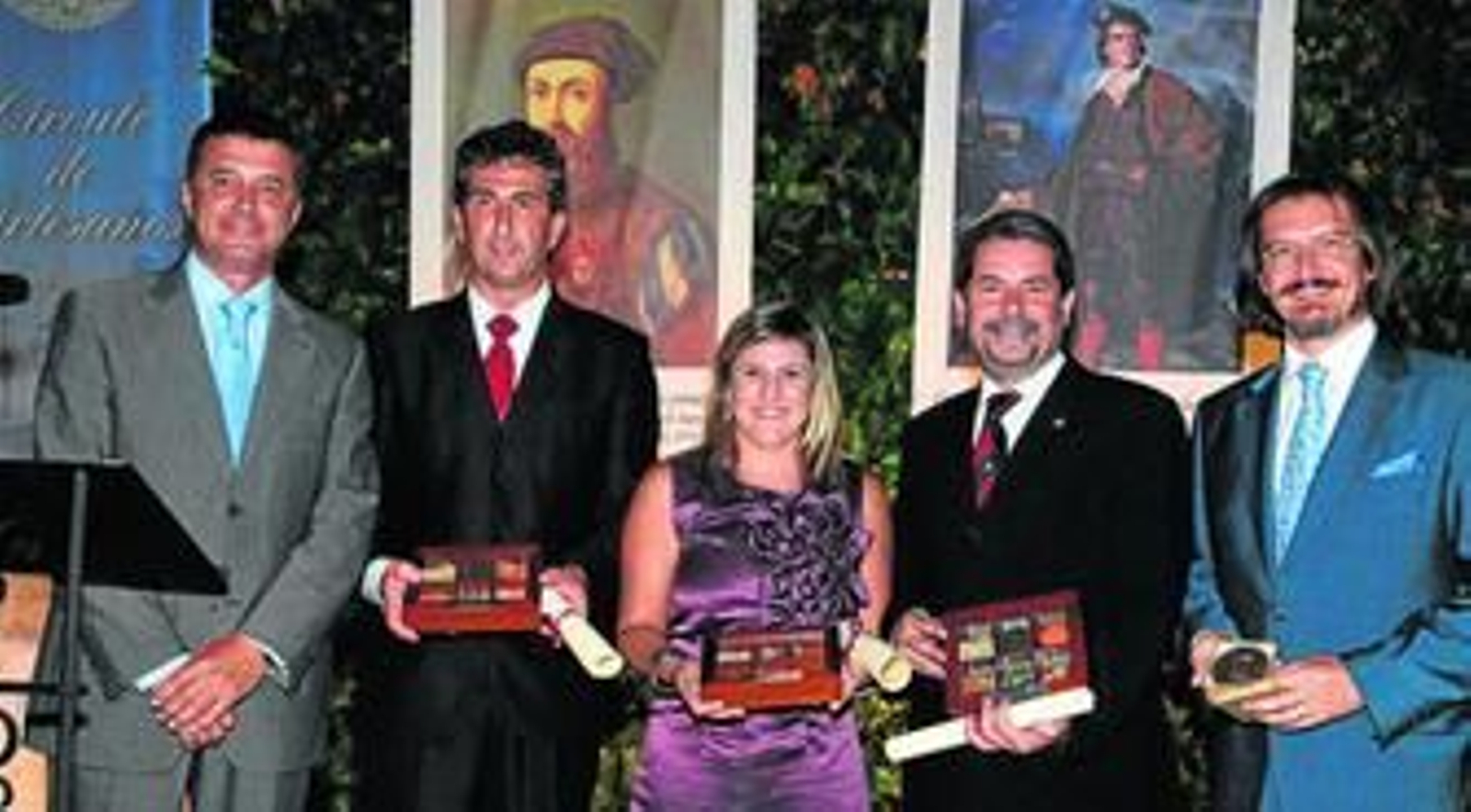 Los alcaldes de las tres poblaciones galardonadas, con los presidentes de las entidades promotoras de los premios Primera Circunnavegación.