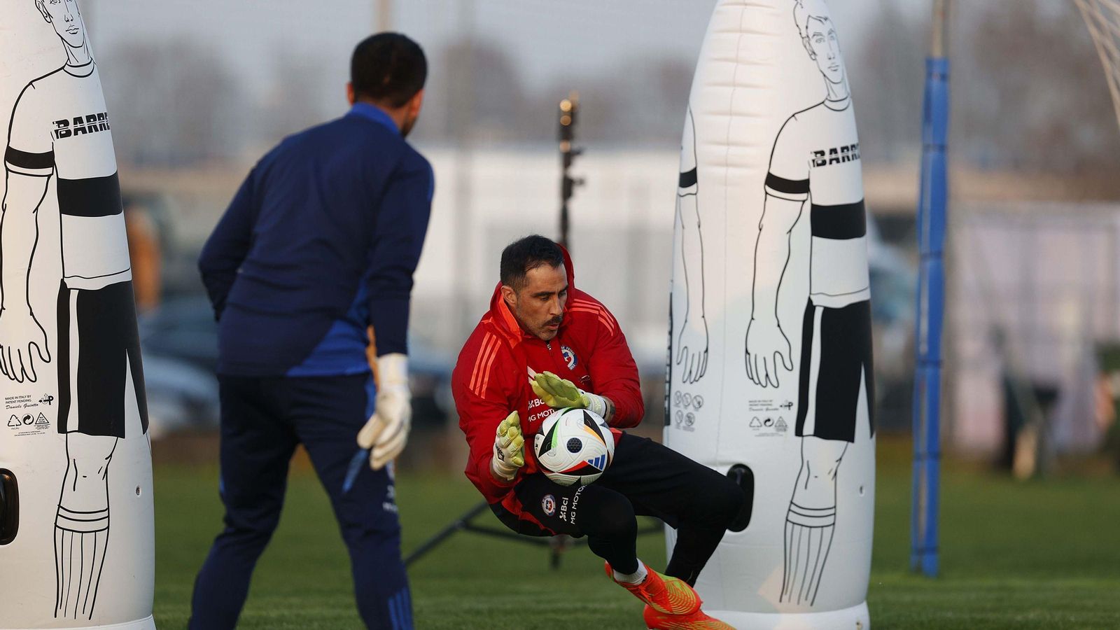 Claudio Bravo se ejercita en un entrenamiento reciente con la selección chilena. Claudio Bravo se ejercita en un entrenamiento reciente con la selección chilena.
