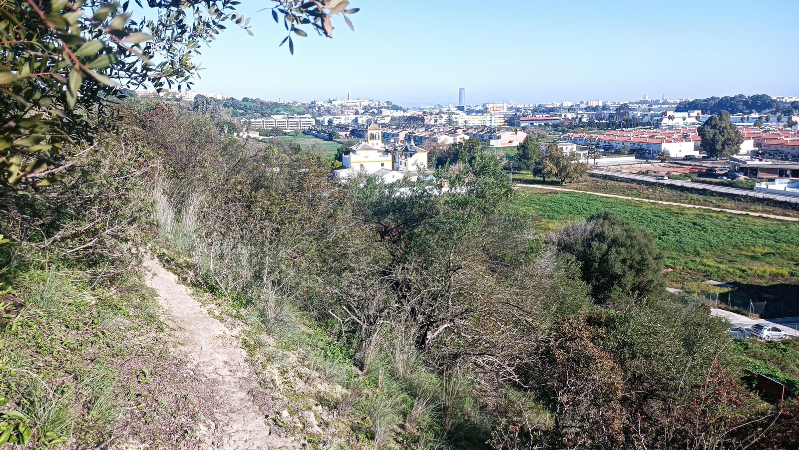 La trocha es estrecha y tiene algunos tramos con pendiente.