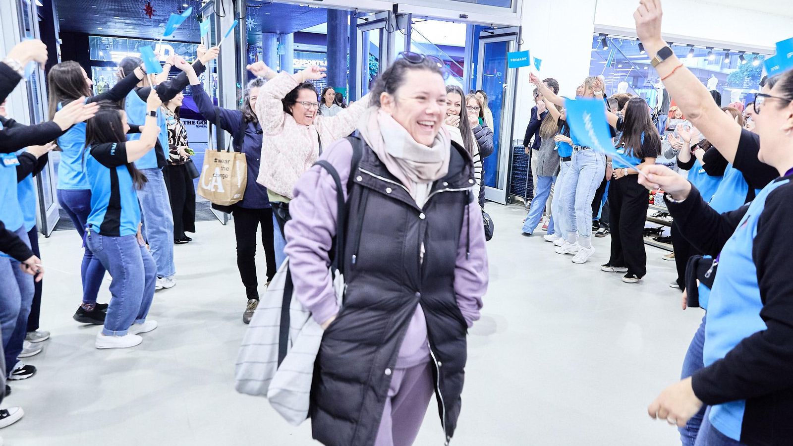 Clientes entrando en la tienda tras la renovación.