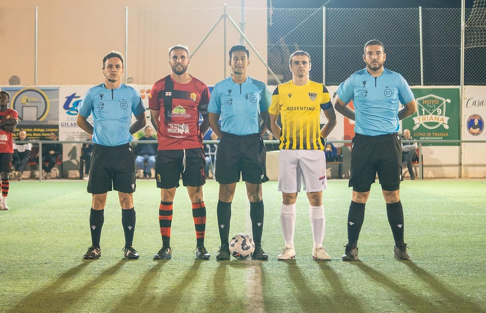 Los capitanes del Cuevas y del Cantoria posan junto al trío arbitral antes del comienzo del derbi almeriense.