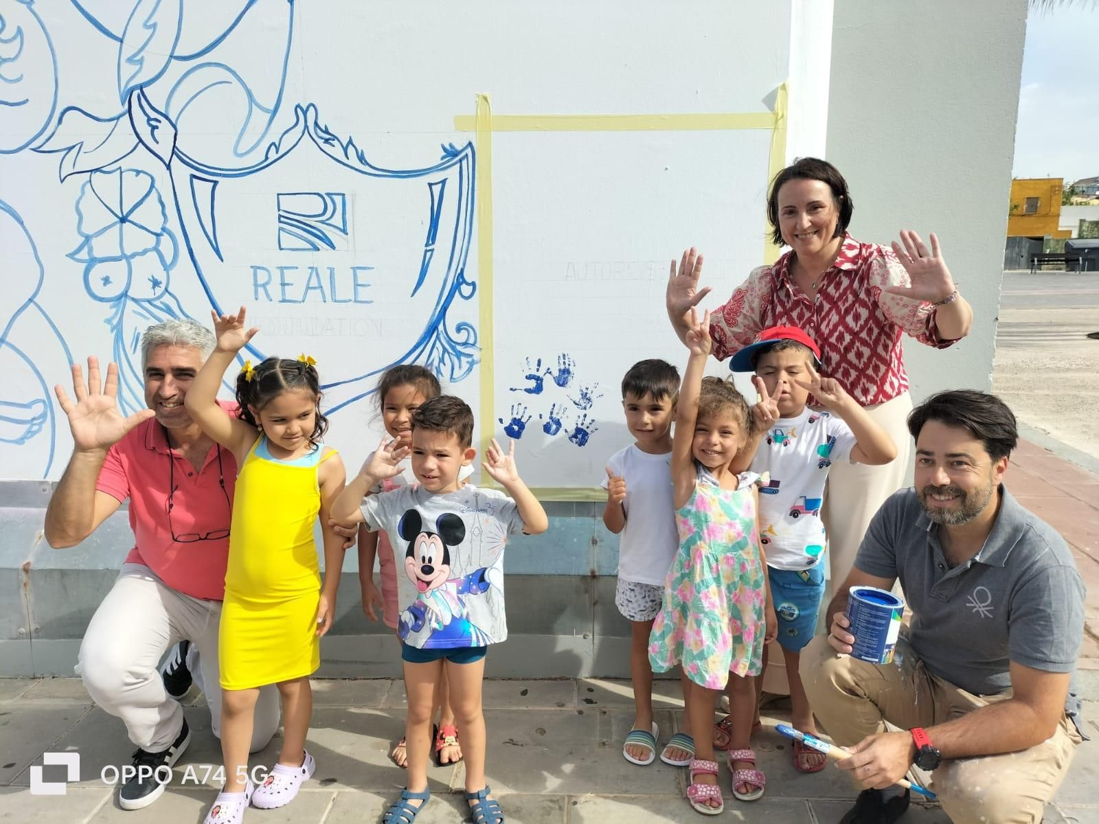 Nela García, Juan Aguilar, Luis Márquez y alumnos del colegio Federico Mayo junto al mural del mercado.