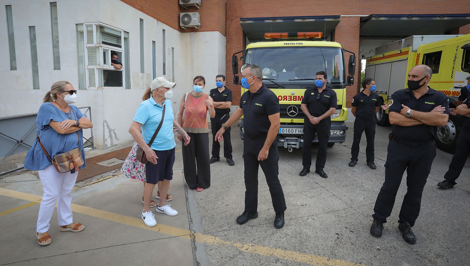 Homenaje sorpresa de bomberos y familiares del sargento 'Dioni' en su última guardia